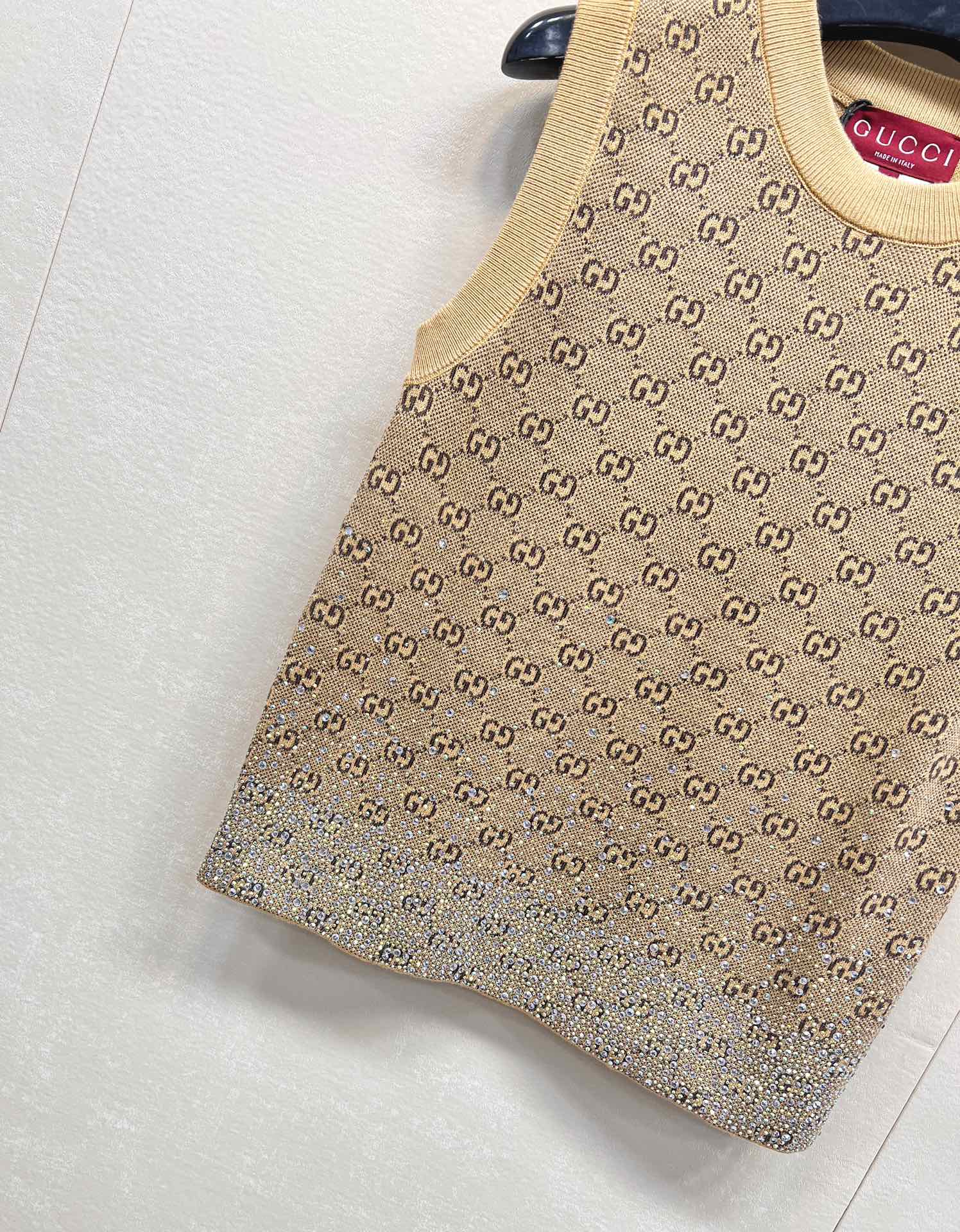 🆕 GUCCI 25SS早春新款双G满印提花烫钻针织衫马甲双G logo立体感足 辨识度满满 同时它延续