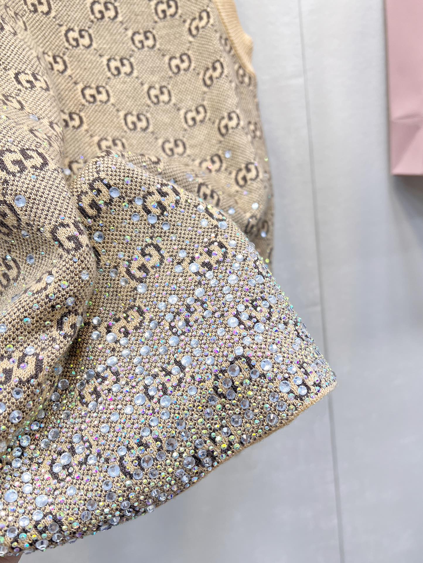 🆕 GUCCI 25SS早春新款双G满印提花烫钻针织衫马甲双G logo立体感足 辨识度满满 同时它延续