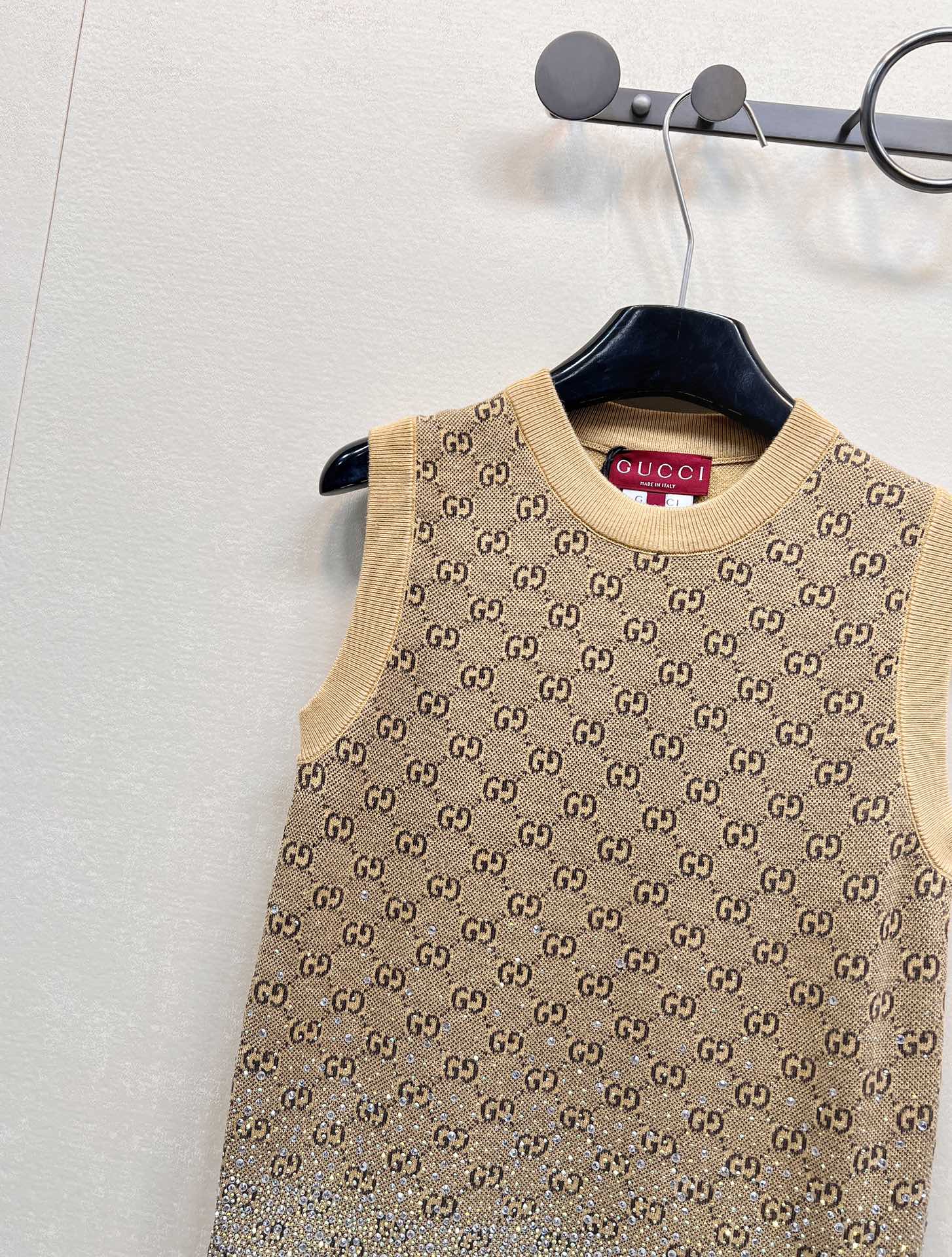 🆕 GUCCI 25SS早春新款双G满印提花烫钻针织衫马甲双G logo立体感足 辨识度满满 同时它延续