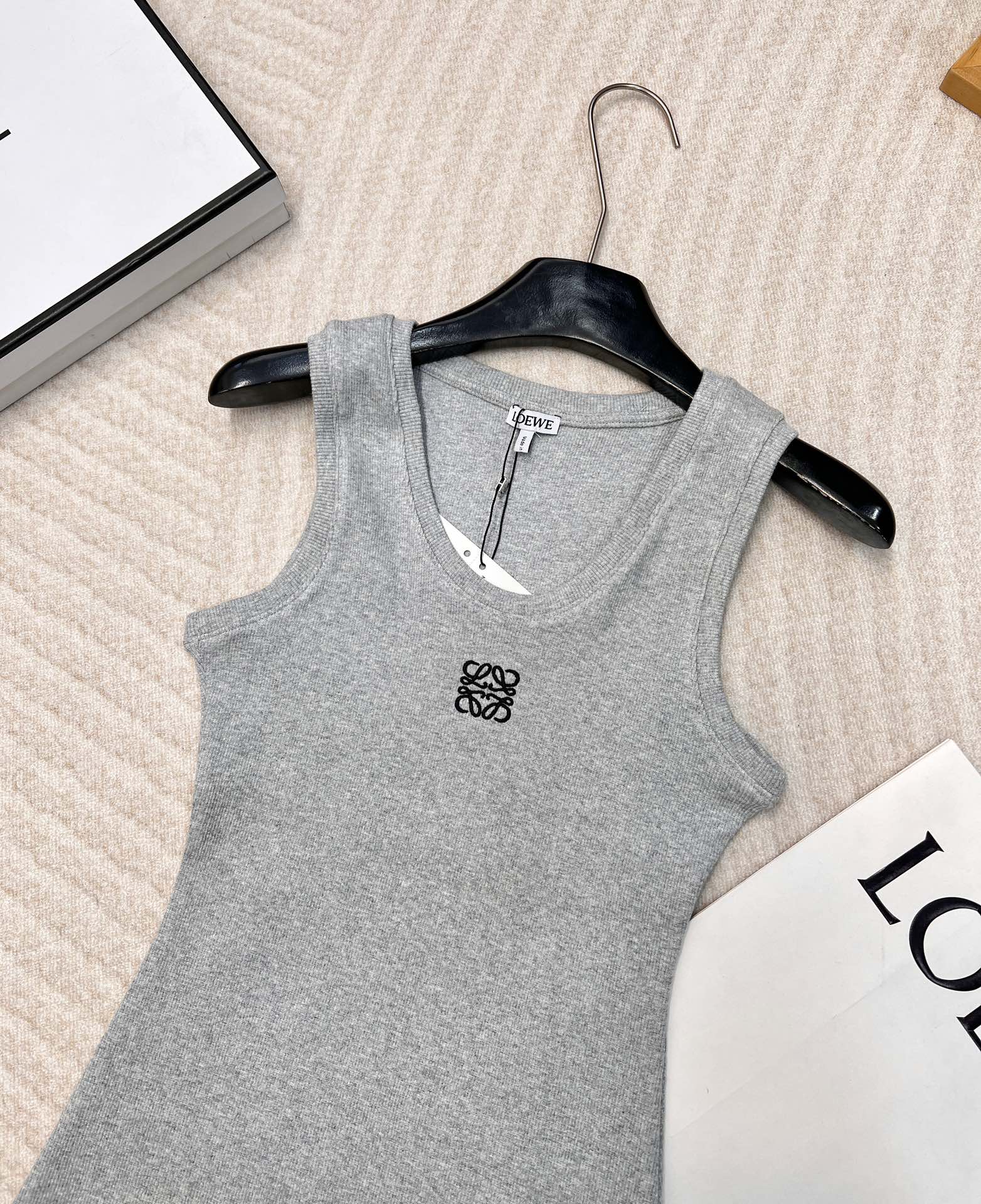 🆕春夏新款 LOEWE 经典胸前logo百搭背心四季都可以穿的款式，单穿外穿都吸睛，气质时髦又高级！版型