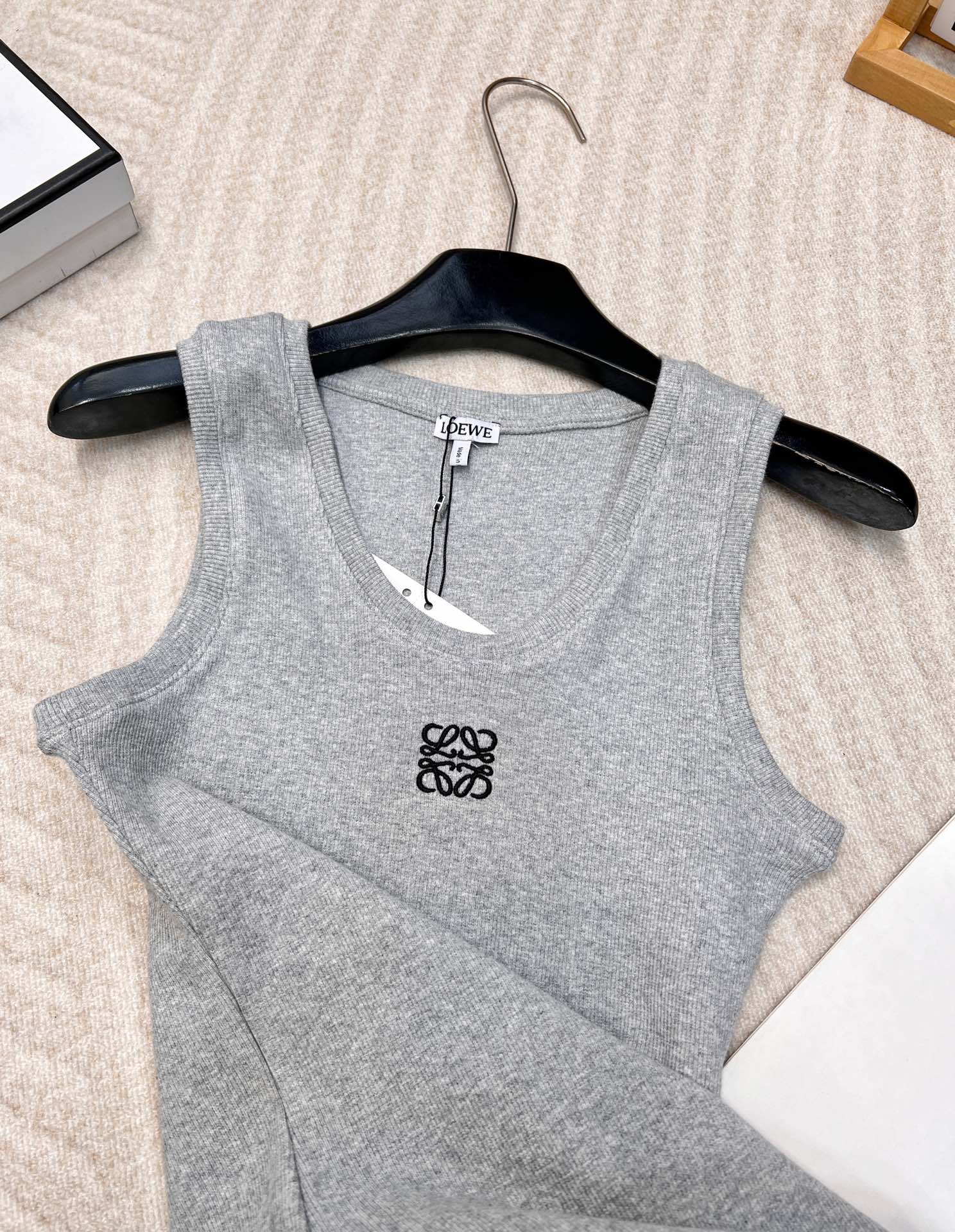 🆕春夏新款 LOEWE 经典胸前logo百搭背心四季都可以穿的款式，单穿外穿都吸睛，气质时髦又高级！版型