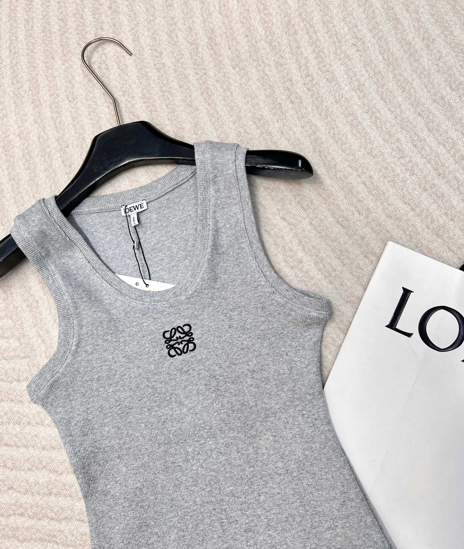 🆕春夏新款 LOEWE 经典胸前logo百搭背心四季都可以穿的款式，单穿外穿都吸睛，气质时髦又高级！版型