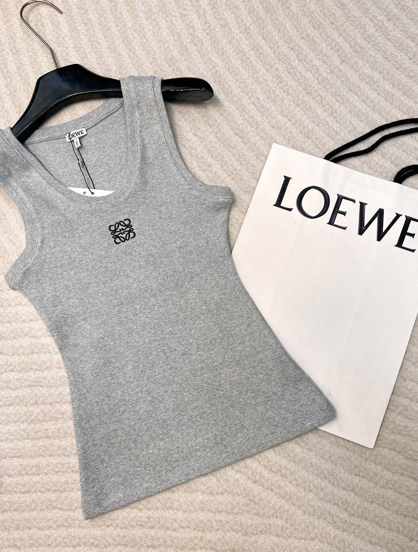 🆕春夏新款 LOEWE 经典胸前logo百搭背心四季都可以穿的款式，单穿外穿都吸睛，气质时髦又高级！版型