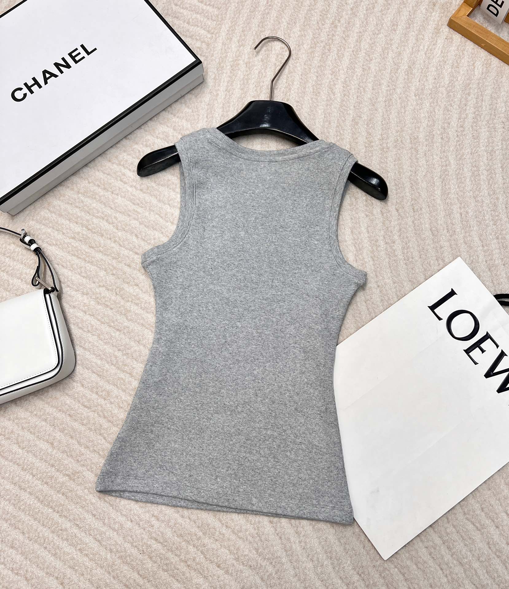 🆕春夏新款 LOEWE 经典胸前logo百搭背心四季都可以穿的款式，单穿外穿都吸睛，气质时髦又高级！版型