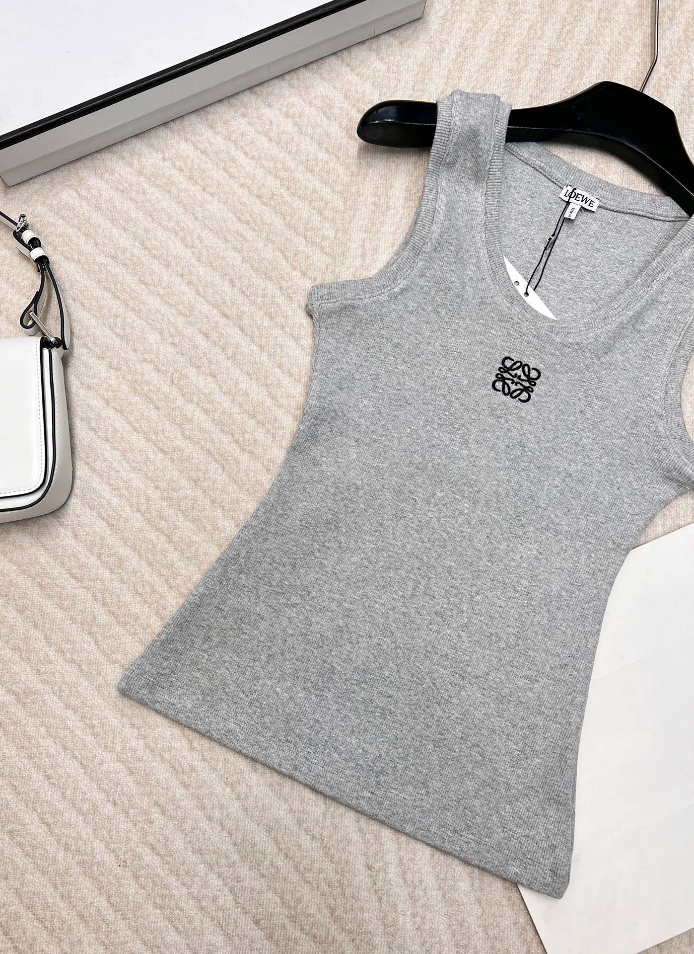 🆕春夏新款 LOEWE 经典胸前logo百搭背心四季都可以穿的款式，单穿外穿都吸睛，气质时髦又高级！版型