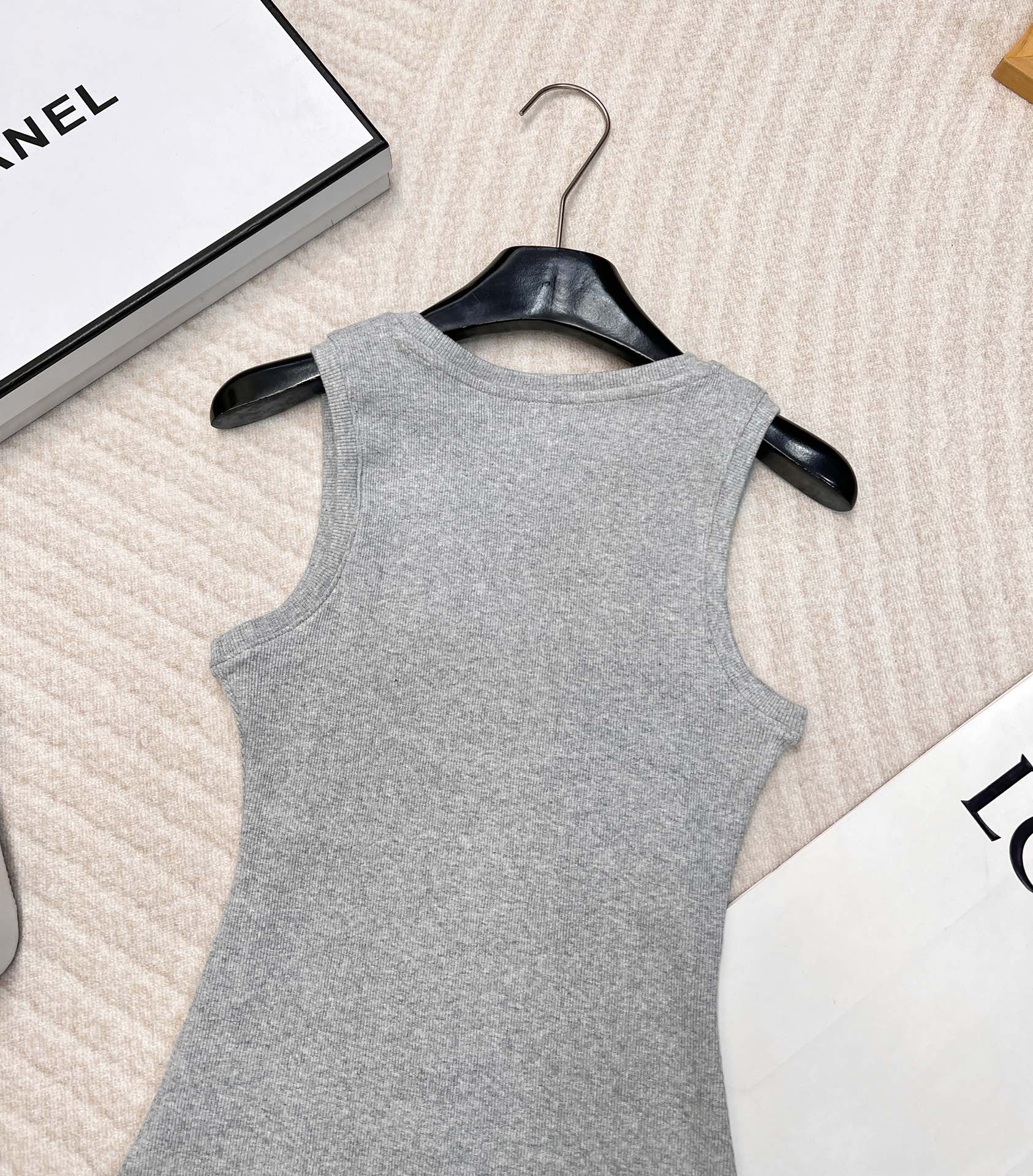 🆕春夏新款 LOEWE 经典胸前logo百搭背心四季都可以穿的款式，单穿外穿都吸睛，气质时髦又高级！版型