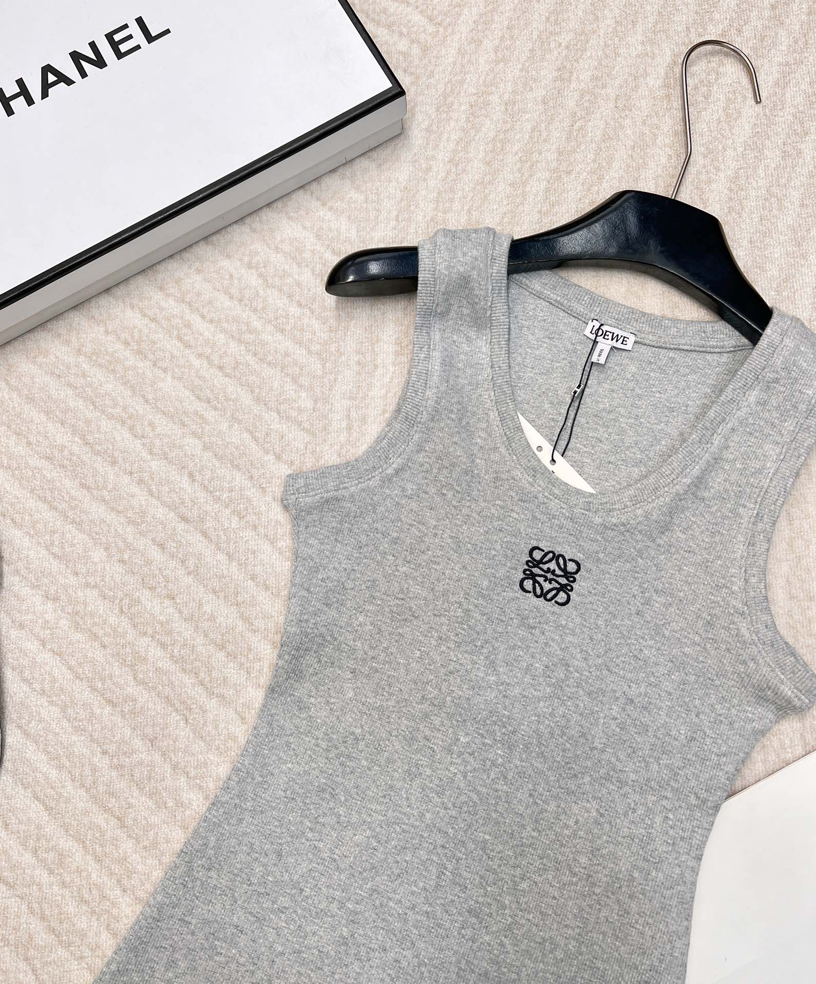 🆕春夏新款 LOEWE 经典胸前logo百搭背心四季都可以穿的款式，单穿外穿都吸睛，气质时髦又高级！版型