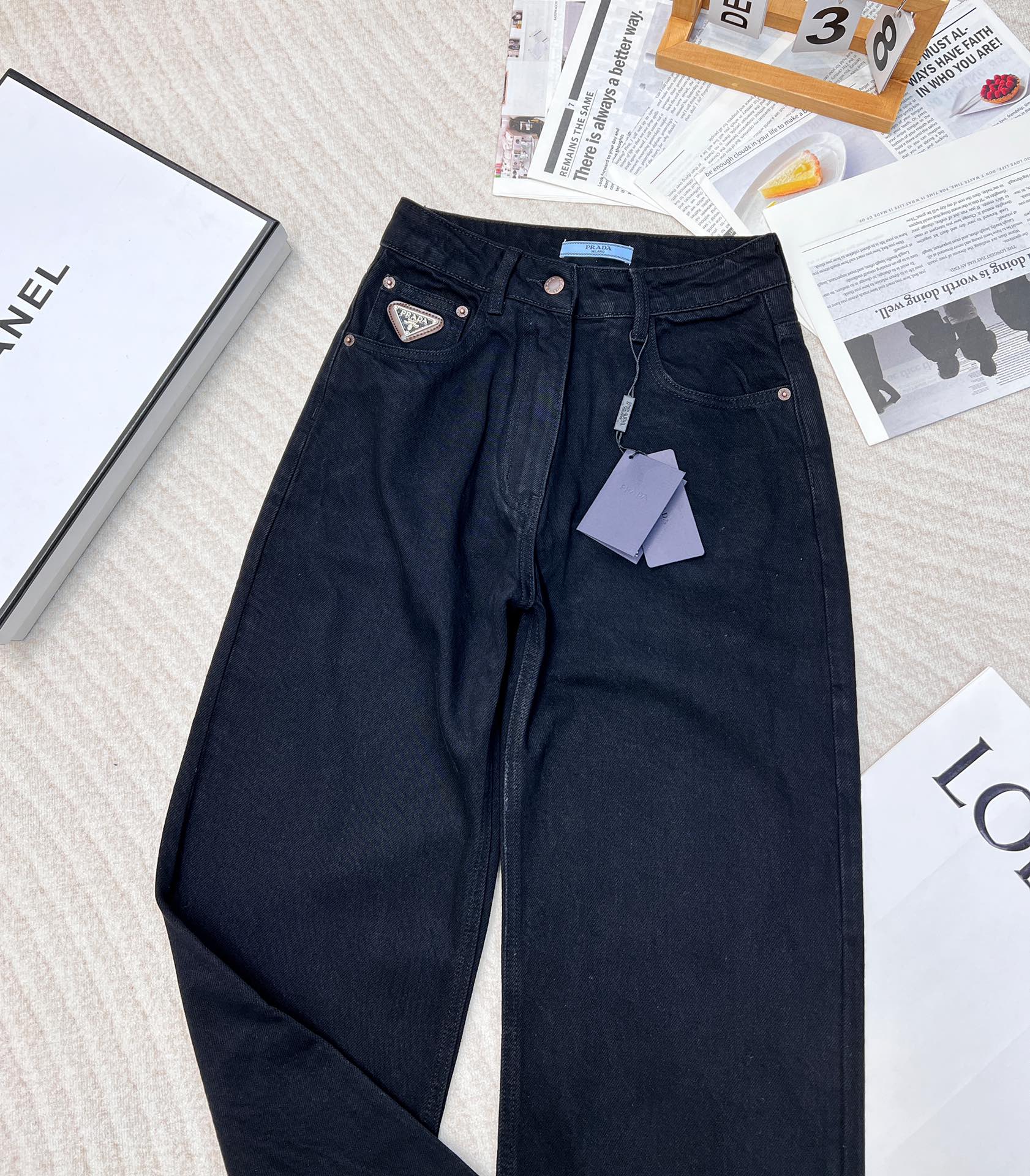 Prada25s新品!黑色直筒牛仔裤!经典三角标直筒裤!牛仔面料质感超赞!女神必入神裤!完美腿型修饰!简