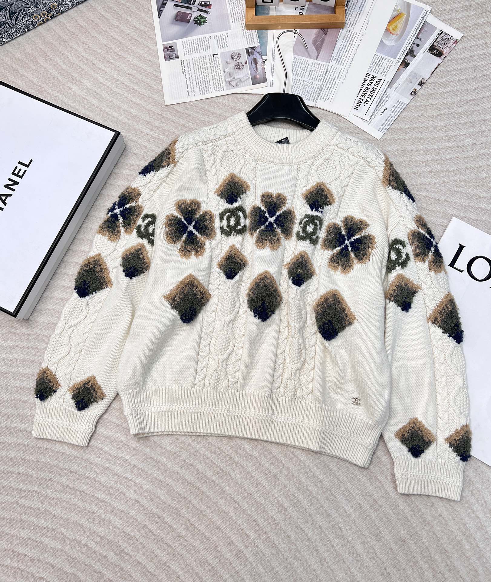 NO:605733,Chan* 24Fw autumn and winter ski series new four-leaf clover love twist wool sweater丨exclusively developed by yb!  Customized YB imported wool material, comfortable and soft texture, exquisite contrasting jacquard, texture and texture, elegant temperament, double C small accessories in the lower corner, overall elegance with small details, regular turtleneck cut, the upper body is slim and fit, full of temperament ~ two colors come out, size sml,,chanel,sweaters,alexander wang19860909Chan* 24Fw秋冬滑雪系列新款 四叶草爱心麻花羊毛针织衫丨独家yb开发！定制YB进口羊毛材质 质感舒适柔软 精致撞色提花 肌理纹路呈现 成衣气质高雅 下角双C小配件 整体优雅有小细节 常规高领毛衣剪裁 上身显瘦合身 气质十足～两色出 尺码sml 编,,chanel,sweaters,alexander wang,Women's clothing