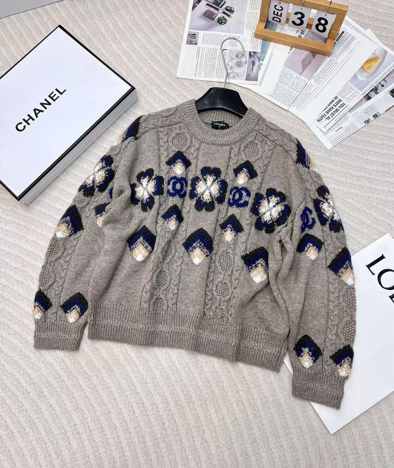 NO:605729,Chan* 24Fw autumn and winter ski series new four-leaf clover love twist wool sweater丨exclusively developed by yb!  Customized YB imported wool material, comfortable and soft texture, exquisite contrasting jacquard, texture and texture, elegant temperament, double C small accessories in the lower corner, overall elegance with small details, regular turtleneck cut, the upper body is slim and fit, full of temperament ~ two colors come out, size sml,,chanel,sweaters,alexander wang19860909Chan* 24Fw秋冬滑雪系列新款 四叶草爱心麻花羊毛针织衫丨独家yb开发！定制YB进口羊毛材质 质感舒适柔软 精致撞色提花 肌理纹路呈现 成衣气质高雅 下角双C小配件 整体优雅有小细节 常规高领毛衣剪裁 上身显瘦合身 气质十足～两色出 尺码sml 编,,chanel,sweaters,alexander wang,Women's clothing