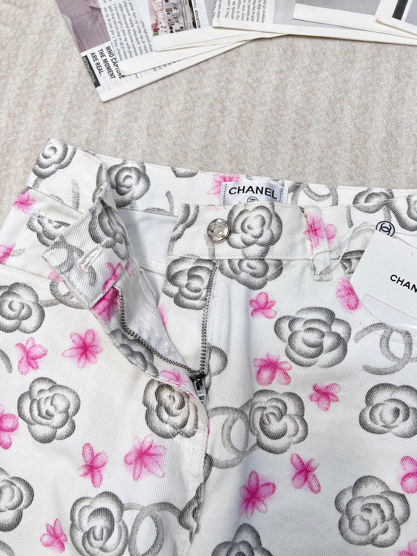 🆕Chanel2025新品画染手绘山茶花牛仔裤，最新滑雪系列#定制YB斜纹棉牛仔材质，面料柔软，舒适，透