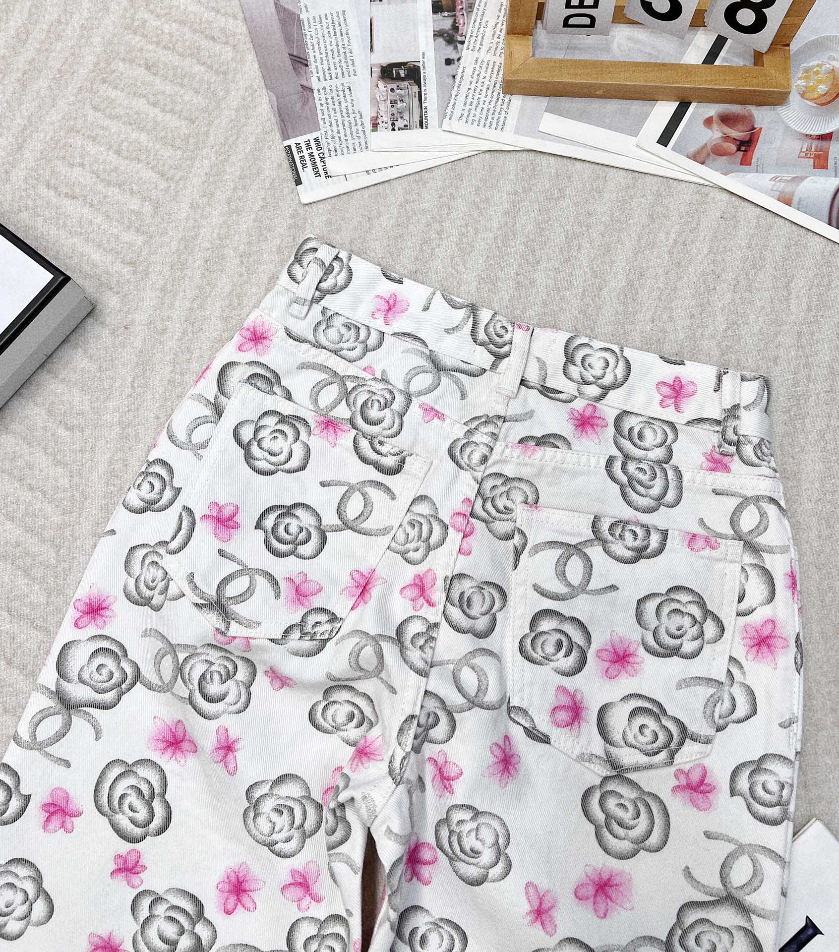 🆕Chanel2025新品画染手绘山茶花牛仔裤，最新滑雪系列#定制YB斜纹棉牛仔材质，面料柔软，舒适，透