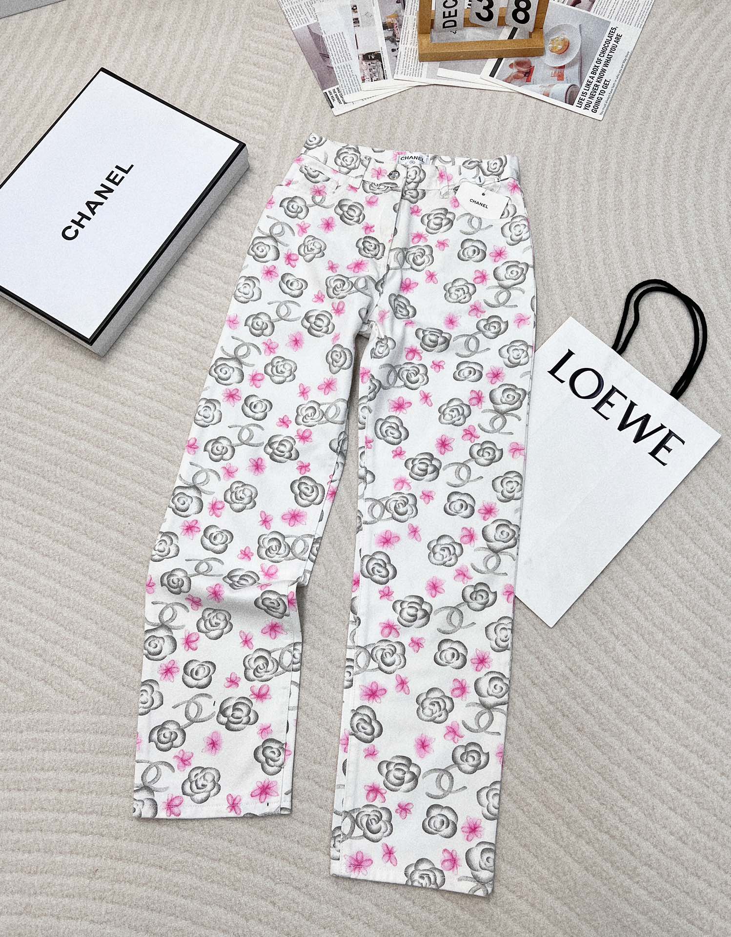 NO:446922,Chanel2025 new product painted hand-painted camellia jeans, the latest ski series #customized YB twill cotton denim material, soft fabric, comfortable, good breathability, high waist buckle double-in pocket design, latest drawing hand-painted process restoration, whole rose camellia decoration, pink and white camellia enhances the brand style, straight style embellishes the leg shape while wearing a full high street casual style, high version. Large products are available SML code, Chanel, jeans, alexander wang19860909Chanel2025新品画染手绘山茶花牛仔裤,最新滑雪系列#定制YB斜纹棉牛仔材质,面料柔软,舒适,透气性好,高腰系扣双插兜设计,最新画染手绘工艺还原,通体玫瑰山茶花装饰,粉白相间的山茶花让品牌格调提升,直筒版型包容修饰腿型的同时,穿出满满的高街休闲风,高版本.大货出 尺码sml 编码,,chanel,jeans,alexander wang,Women's clothing