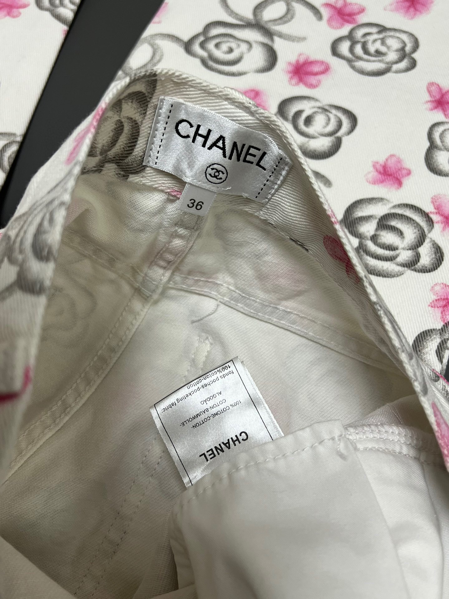 🆕Chanel2025新品画染手绘山茶花牛仔裤，最新滑雪系列#定制YB斜纹棉牛仔材质，面料柔软，舒适，透