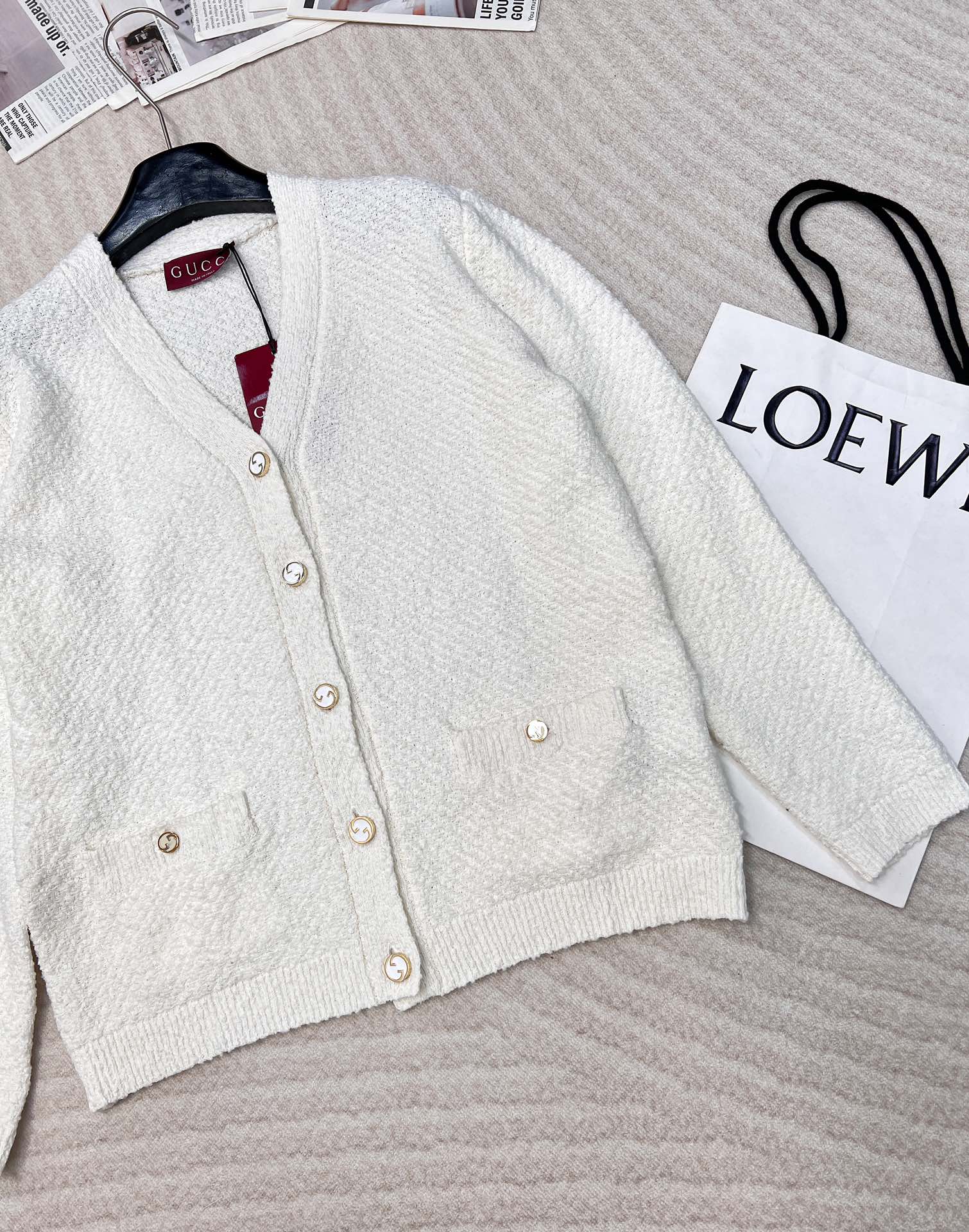 🆕Gucci 25SS编织V领结子纱开衫💛衣服千千万 好看的经典毛衣最好看哈哈😍自带学院风～米色很显白 