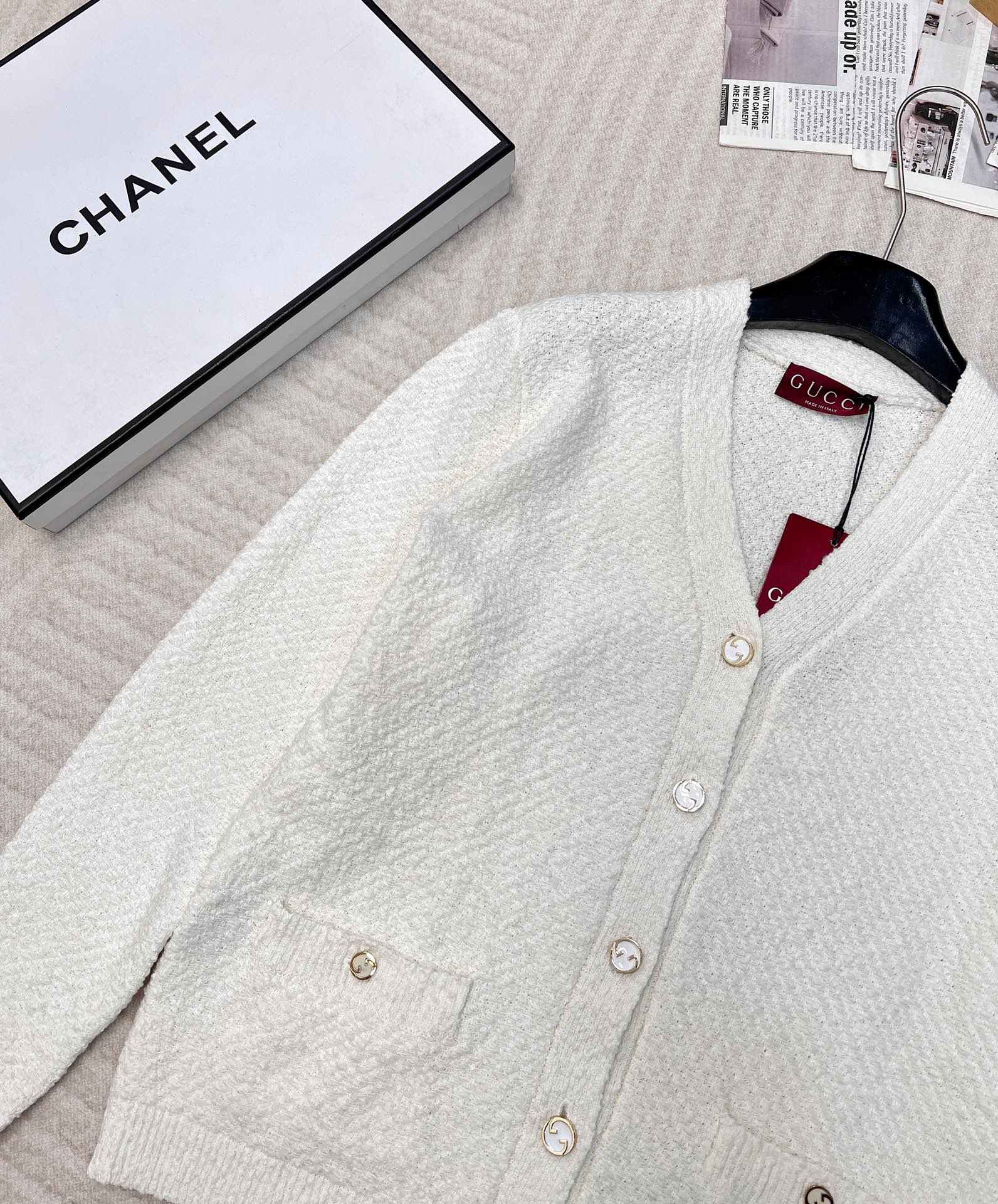 🆕Gucci 25SS编织V领结子纱开衫💛衣服千千万 好看的经典毛衣最好看哈哈😍自带学院风～米色很显白 