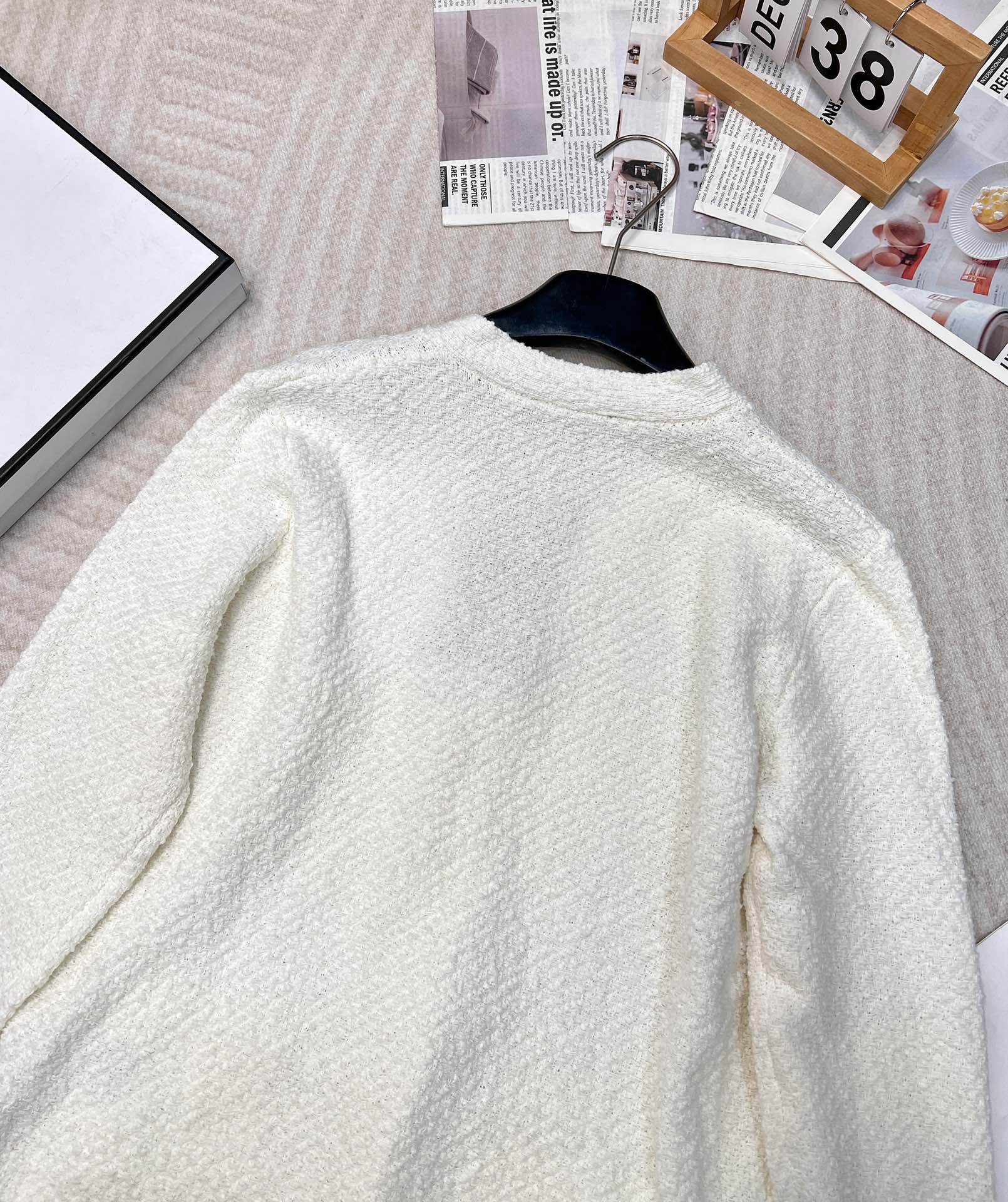 🆕Gucci 25SS编织V领结子纱开衫💛衣服千千万 好看的经典毛衣最好看哈哈😍自带学院风～米色很显白 