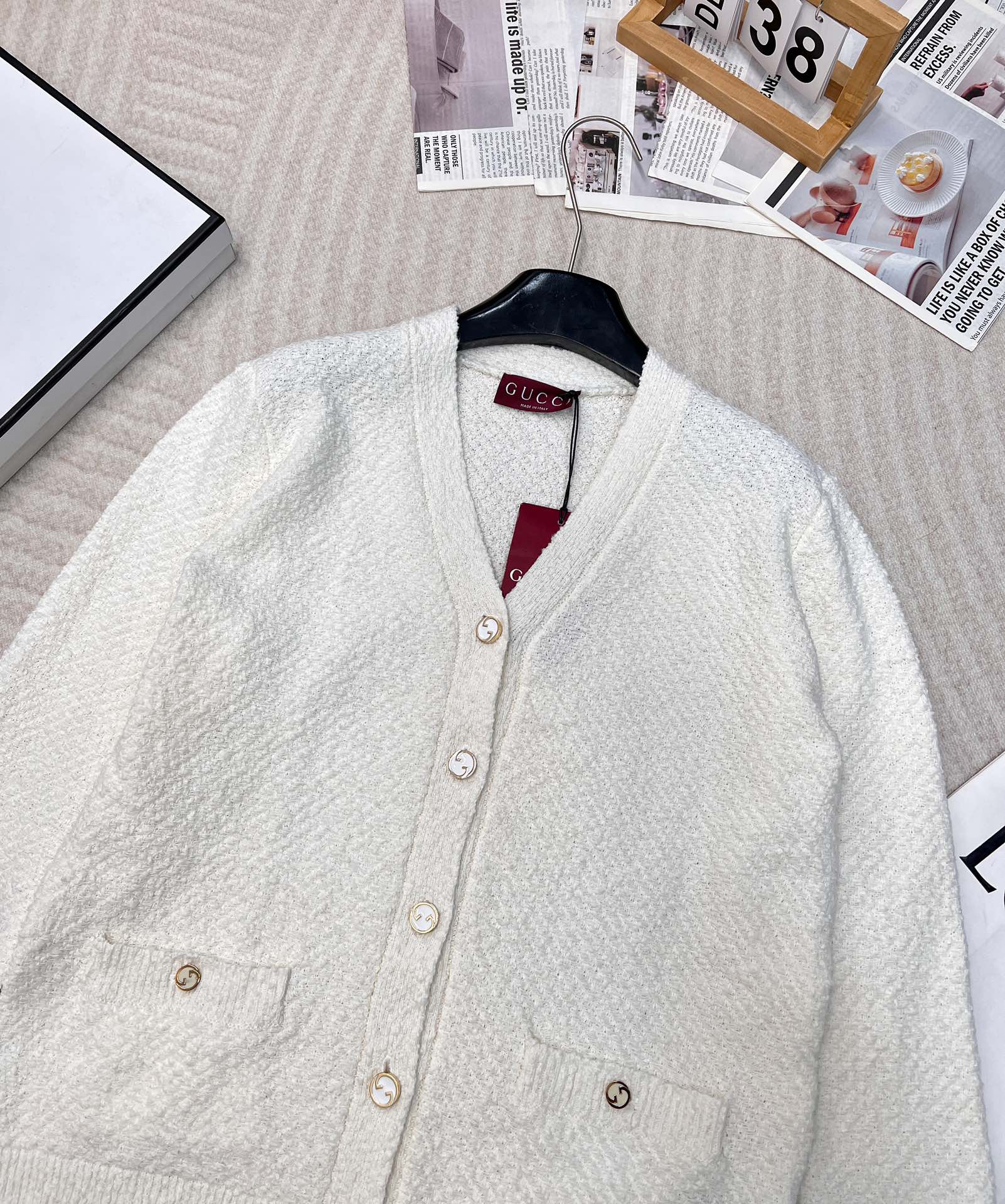 🆕Gucci 25SS编织V领结子纱开衫💛衣服千千万 好看的经典毛衣最好看哈哈😍自带学院风～米色很显白 
