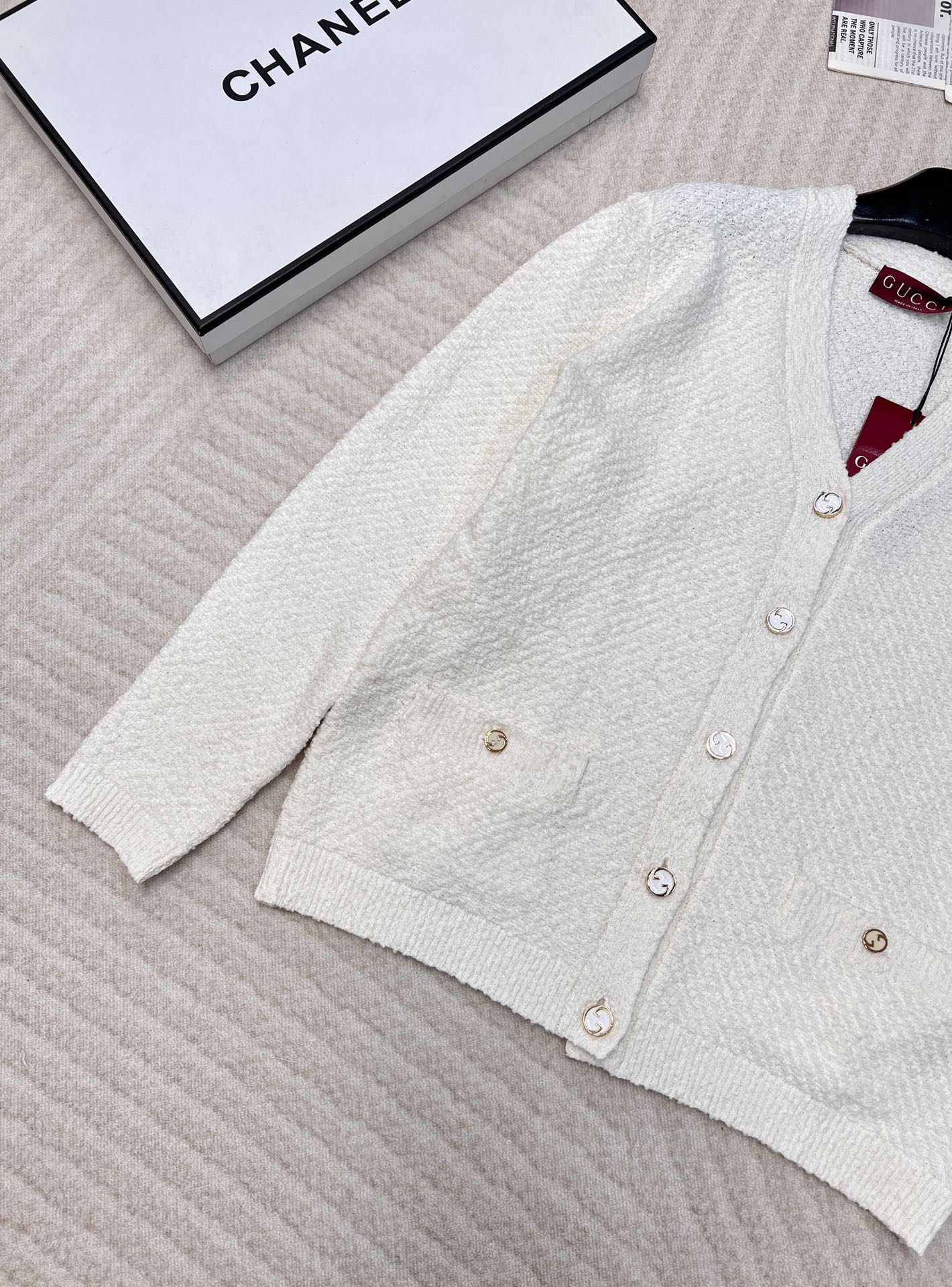 🆕Gucci 25SS编织V领结子纱开衫💛衣服千千万 好看的经典毛衣最好看哈哈😍自带学院风～米色很显白 