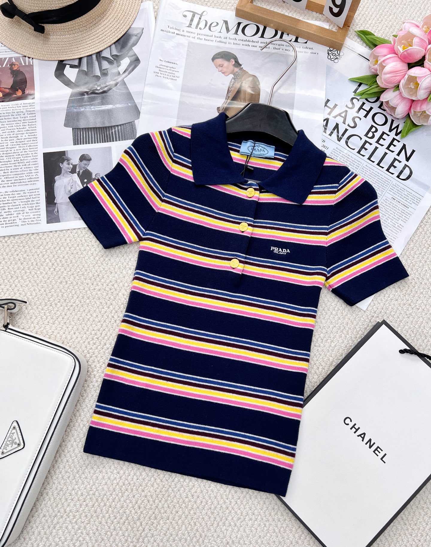 NO:326364,Prada25Ss spring and summer new style color striped knitted polo collar short-sleeved top丨Exclusive high-end production!  Customized pure cotton yarn is delicate and comfortable, positioned embroidery logo design is fashionable and elegant, colorful stripes break the monotony, and create unique fashion sparks. The upper body is comfortable and stylish, and can be easily controlled by single-fitting layering, helping you become the focus in any occasion, complete with three standards!  A series size sml, prada, T-shirt, alexander wang19860909Prada25Ss春夏新款 彩色条纹针织polo领短袖上衣丨独家高版出品！定制纯棉纱线细腻舒适,定位刺绣logo设计 时髦优雅,彩色条纹打破单调,碰撞出独特时尚火花.上身舒适又有型,单穿叠搭都能轻松驾驭,助你在任何场合成为焦点 ,三标齐全！一个系列出 尺码sml 编,,prada,T-shirt,alexander wang,Women's clothing