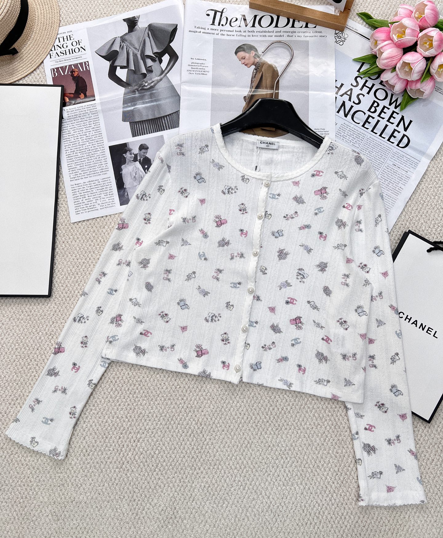 NO:326367,CHANEL small lace full of camellia print knitted cardigan exquisite small version to set off a tall figure. The imported fabric has soft texture and comfortable texture. The age-reducing Girls' Generation is a must-have artifact for white and rich beauty!  Easy and casual, can be worn alone as a base, lazy to go out, fashionable index soars, casually matched with bottoms on the street, which is a clean and casual tone~ two colors are excellent. Size sml, chanel, alexander wang19860909CHANEL小花边满山茶花印花针织开衫 精致小版型 衬托高挑身材 进口面料质感柔软细腻舒适 减龄少女时代 白富美必备神器！ 轻松随性,可单穿可作为打底,慵懒出街,时髦指数飙升,出街随意搭配下装就是干干净净又休闲的调调～两色出 尺码sml,,chanel,alexander wang,Women's clothing