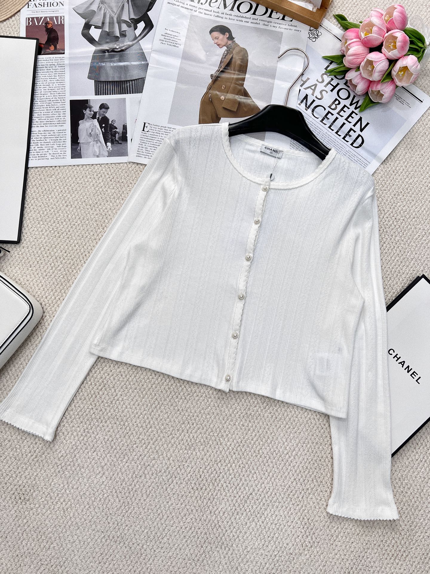 NO:326371,CHANEL small lace full of camellia print knitted cardigan exquisite small version to set off a tall figure. The imported fabric has soft texture and comfortable texture. The age-reducing Girls' Generation is a must-have artifact for white and rich beauty!  Easy and casual, can be worn alone as a base, lazy to go out, fashionable index soars, casually match the bottoms on the street, which is a clean and casual tone~ two colors are excellent size sml code, chanel, alexander wang19860909CHANEL小花边满山茶花印花针织开衫 精致小版型 衬托高挑身材 进口面料质感柔软细腻舒适 减龄少女时代 白富美必备神器！ 轻松随性,可单穿可作为打底,慵懒出街,时髦指数飙升,出街随意搭配下装就是干干净净又休闲的调调～两色出 尺码sml 编码,,chanel,alexander wang,Women's clothing