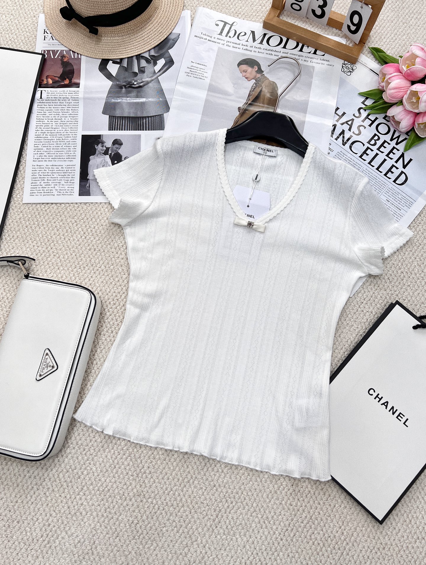 NO:326373,CHANE 25SS spring and summer new small fragrant camellia printed wood ears short sleeves encounter French romantic new style, a warning for popular fashion circles!  This small-scented camellia print short-sleeved blends classic and sweetness. On the pure background, camellia prints are exquisitely embellished, each of which seems to tell the romantic story of a French garden, exuding a unique elegant charm. The design of the wood ear is lively and playful, and it is lightly stretched along the neckline and cuffs, adding a soft atmosphere to the overall shape, showing the girl's romantic style. The fabric is skin-friendly and breathable, bringing an ultimate comfortable wearing experience. Whether it is paired with simple jeans to create a casual and daily style; or with a skirt in the same color, you can easily control it and become the focus of everyone's attention. When wearing it, you will be the most charming fashion expert on the streets and alleys, easily embracing French romance. The three-standard product is available!  !  !  Size sml code X, chanel, skirts, jeans, T-shirt, alexander wang19860909CHANE 25SS春夏新款小香山茶花印花木耳边短袖邂逅法式浪漫新风尚,时尚圈爆款预警！这款小香山茶花印花短袖,将经典与甜美巧妙融合. 纯净底色上,山茶花印花精致点缀,每一朵都似在诉说着法式花园的浪漫故事,散发着独特的优雅韵味.木耳边设计灵动俏皮,沿着领口与袖口轻盈舒展,为整体造型增添了一抹柔美的气息,尽显少女的烂漫风情. 面料亲肤又透气,带来极致舒适的穿着体验.无论是搭配简约牛仔裤,打造休闲日常风；还是配上同色系半身裙,出席约会等场合,都能轻松驾驭,成为众人瞩目的焦点.穿上它,你就是街头巷尾最具魅力的时尚达人,轻松拥抱法式浪漫.三标齐全大货出！！！ 尺码sml 编码X,,chanel,skirts,jeans,T-shirt,alexander wang,Women's clothing