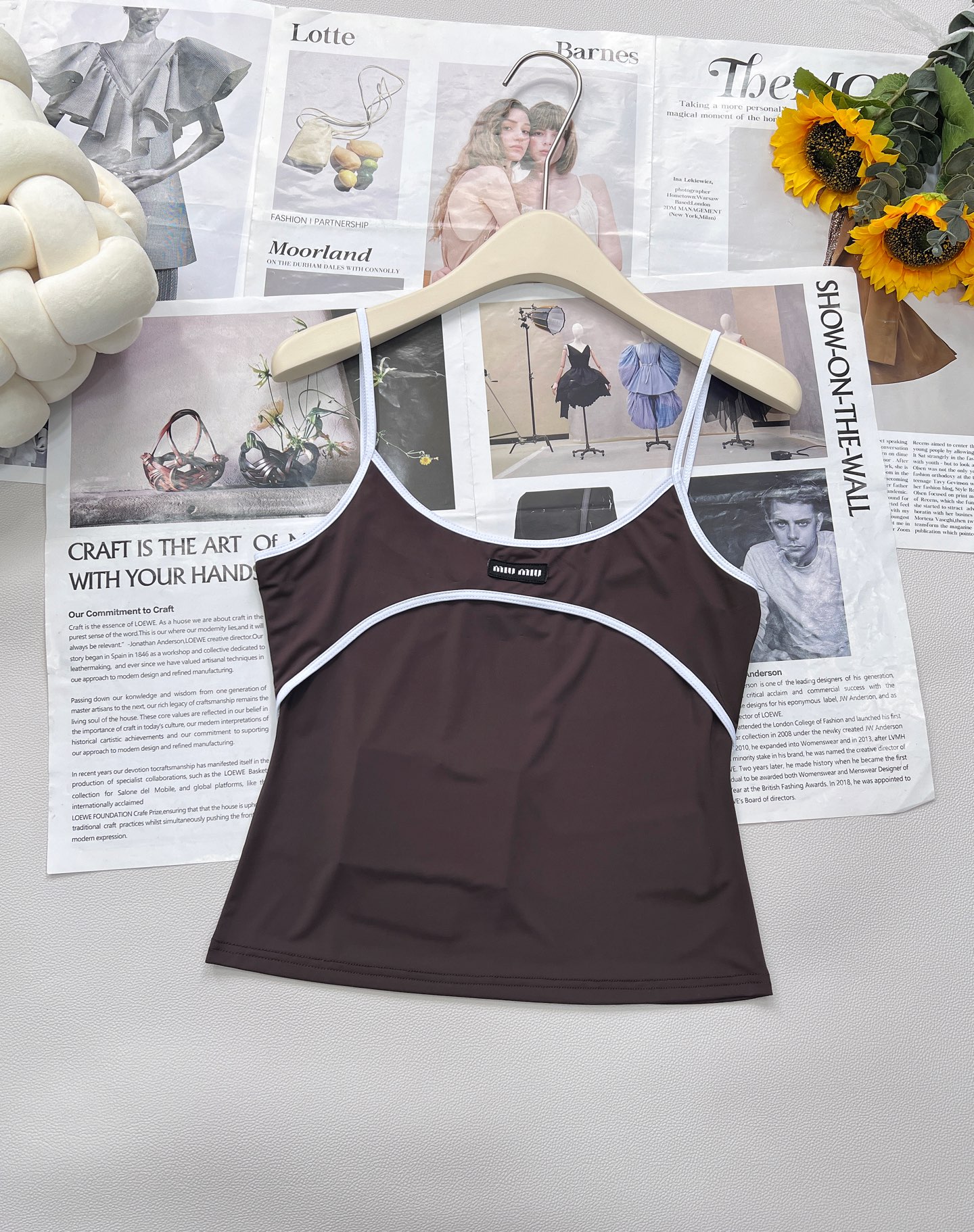 NO:430046,Miumiu 2025 new thin-shoulder suspender vest, customized YB imported cotton woven, comfortable texture, elastic slim fit, smooth cut, simple and atmospheric style, vase color fabric, neckline and chest are outlined with white contour lines, echoing letter logo, rich design levels, highlighting brand style, making the simple and elegant elements more low-key and luxurious. Elastic fabric easily outlines the waist, wears a good proportion, and shows a higher-end texture. A suspender vest suitable for vacation can also surpass different occasions. Playful and fashionable, customized surface accessories, complete three standards!  Two colors size sml code, miumiu, alexander wang19860909Miumiu2025新款细肩吊带背心,定制YB进口棉纶织造 质感舒适 弹力修身 裁剪垂顺流畅 细肩吊带背心版型 裁剪简约大气 通体素色面料 领口与胸前以白色轮廓线包边勾勒 呼应字母徽标 丰富设计层次 突出品牌格调 让素雅元素更显低调奢华 弹力面料轻松勾勒腰身 穿出好比例 更显高级质感 一款适合度假也可凌驾不同场合吊带背心 俏皮洋气 定制面辅料 三标齐全！两色出 尺码sml 编码,,miumiu,alexander wang,Women's clothing