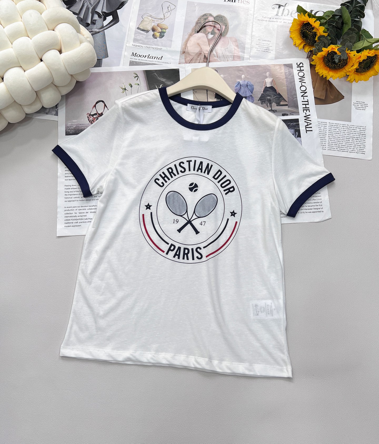 NO:430056,Dior2025 new tennis printed color-blocked short-sleeved T-shirt, customized fabric, breathable and comfortable, full texture. Regular short-sleeved T-shirt cut highlights the brand style. Made of gram-weight pure cotton, slightly elastic, and gives a slim visual effect. Black threaded edges on the neckline cuffs to maintain the coordinated and unified tone. The iconic letter logo on the chest is embellished. The brand's own simple and fashionable feeling is revealed. The color matching reduces age. Create a personalized style at will. The inner wear is brilliant and fashionable. The three-standards are complete. Large-scale size sml code, dior, T-shirt,tees, t-shirt,alexander wang19860909Dior2025新款网球印花拼色短袖T恤,定制面料,透气舒适 质感十足 常规短袖T恤裁剪 凸显品牌格调 采用克重纯棉制成 略带有弹力 呈现显瘦视觉效果 黑色螺纹包边于领口袖口 保持基调协调统一 胸前标志性字母徽标网球拍图案点缀 品牌自带的简约时尚感立现 配色减龄 随心打造个性风格 单穿内搭都出彩时髦,三标齐全,大货出 尺码sml 编码,,dior,T-shirt,tees，t-shirt,alexander wang,Women's clothing