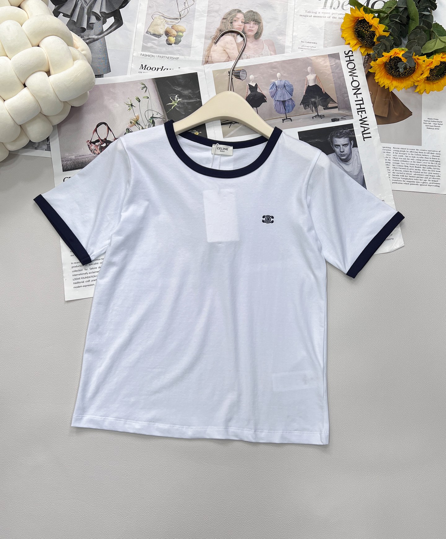 NO:430066,CELINE new classic Arc de Triomphe embroidery simple short-sleeved T-shirt Classic Arc de Triomphe embroidery - exquisite and compact CELINE iconic logo, low-key interpretation of French luxury, details highlight taste. Minimalistic silhouette design - loose and comfortable tailoring, pure cotton texture skin-friendly and breathable, solid colors create a effortless sense of luxury. Versatile daily weapon - lazy and casual wear alone, can be easily controlled with suits, jeans or skirts, seamlessly switch from commuting to casualness. Simple, simple, pure color T, exquisite Arc de Triomphe embroidery. Wear one dress multiple times, CELINE minimalism's ultimate expression is complete, large-scale size sml code, celine, skirts, jeans, T-shirt, tees, t-shirt, business suit, alexander  wang19860909CELINE 新款经典款凯旋门小刺绣简约短袖T恤 经典凯旋门刺绣——精致小巧的CELINE标志性Logo,低调诠释法式奢华,细节彰显品味.  极简廓形设计——宽松舒适的剪裁,纯棉质感亲肤透气,纯色打造不费力的高级感. 百搭日常利器——单穿慵懒随性,搭配西装、牛仔裤或半裙皆可轻松驾驭,从通勤到休闲无缝切换.  简简单单的一款净色T,精致的小凯旋门刺绣. 一衣多穿,CELINE式极简主义的终极表达三标齐全,大货出 尺码sml 编码,,celine,skirts,jeans,T-shirt,tees，t-shirt,business suit,alexander wang,Women's clothing