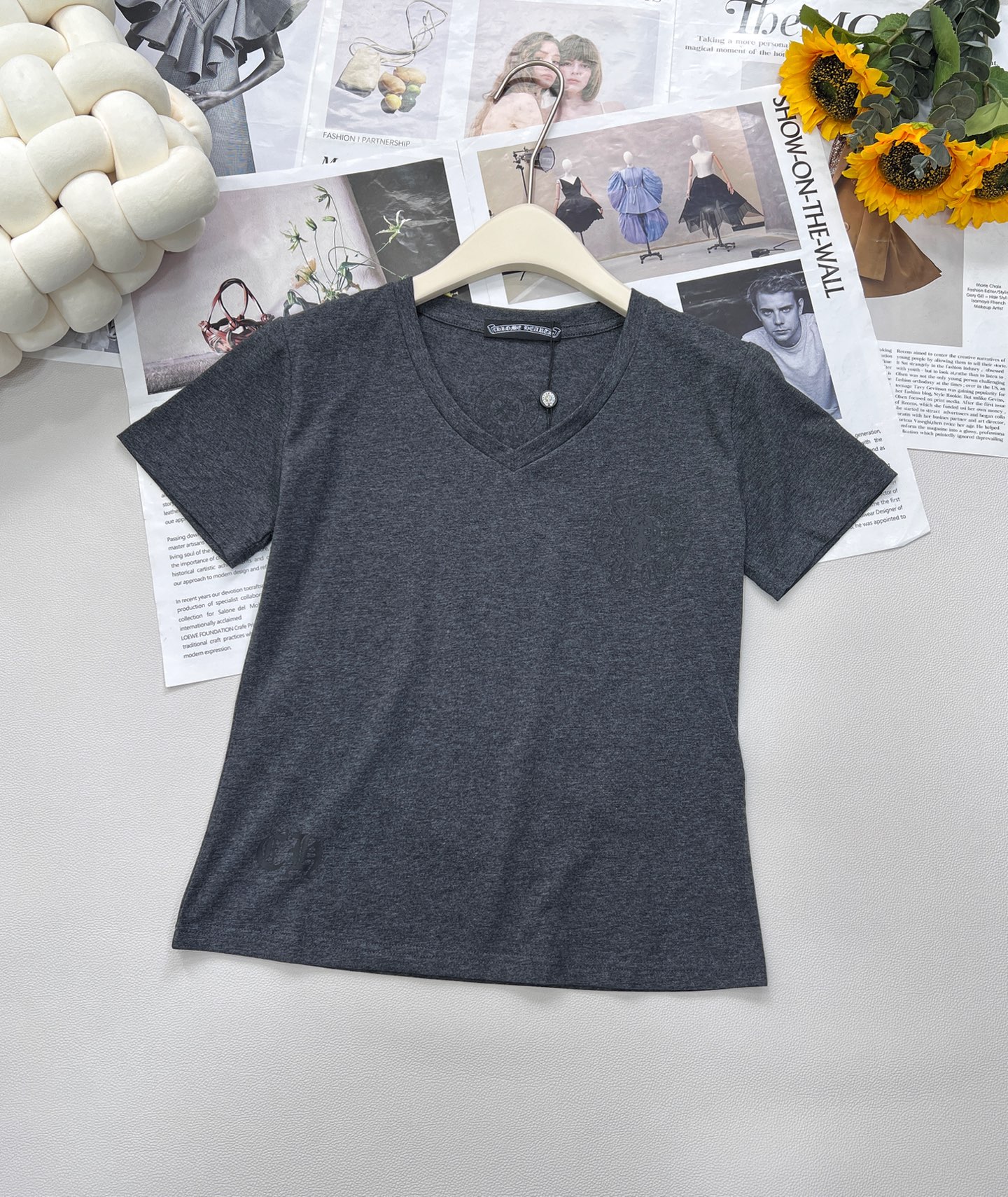 NO:430032,Chrome Hearts new Croxin V-neck Sanskrit Flag Slim short-sleeved Design of the national flag on the back of the storm + Sanskrit print, Croxin classic elements are full, the street feeling and religious dark texture collide, with its own artistic rebellious gene, the recognition is directly full, the rate of returning to the street when wearing it is full of slim V-neck design, the V-neck design is careful to lengthen the neck lines, and it turns into a swan neck in seconds, and it can also hide the small flesh~ slim-fitting cut fits the body, outlines neat lines, whoever wears is the 'walking clothes hanger', slightly fat/Baozi, who pursues body lines, closes his eyes and closes his eyes. Quality online preferred fabric, comfortable and breathable, and does not sweat when wearing in summer~ fine workmanship, the neckline and printing details can stand the scrutiny, it is not easy to deform, can withstand daily production, and can be cost-effective  Whether it is a street style with jeans or a sweet and cool mix with skirts, this one can be perfectly adapted. If you lack 'king-making items' in the closet, don't hesitate, just take a full set of three standards and two colors. Size sml code, chrome hearts, chrome hearts, skirts, jeans, T-shirt, alexander wang19860909Chrome Hearts新款克罗心V领梵文国旗修身短袖 设计炸场后背国旗+梵文印花,克罗心经典元素拉满,街头感与宗教暗黑质感碰撞,自带艺术叛逆基因,辨识度直接拉满,穿去炸街回头率爆棚 版型显瘦V领设计拿捏小心机,拉长颈部线条,秒变天鹅颈,还能藏住小肉肉～修身剪裁贴合身形,勾勒利落线条,谁穿谁是“行走的衣架”,微胖/追求身材线条的宝子闭眼冲  品质在线优选面料,舒适透气,夏日穿也不闷汗～做工精细,领口、印花细节经得起推敲,水洗不易变形,能扛得住日常造,性价比拉满 不管是搭牛仔裤走街头潮酷风,还是配半裙玩甜酷混搭,这件都能完美适配,衣橱里缺“王炸单品”的,别犹豫,盘它就完事儿三标齐全,两色出 尺码sml 编码,,chrome hearts,chrome hearts,skirts,jeans,T-shirt,alexander wang,Women's clothing