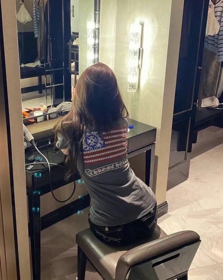 NO:430037,Croxin v Collar Flag Short Sleeves It's easy to make a movie no matter how you look at it, it feels so atmosphere, chrome hearts, T-shirt, alexander wang19860909克罗心 v 领国旗短袖 怎么看都好出片,好有氛围感,,chrome hearts,T-shirt,alexander wang,Women's clothing