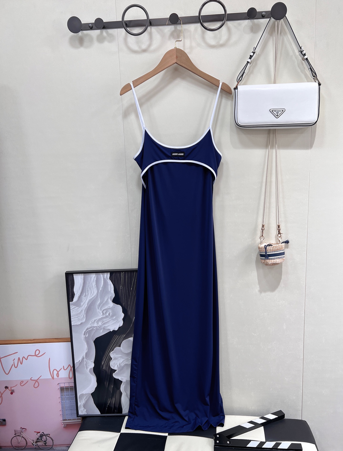 NO:430042,Miumiu2025 new thin suspender slim long skirt, customized with YB imported cotton woven, comfortable texture, elastic slim, smooth cut, simple and atmospheric, voxel color fabric, neckline and chest are outlined with white contour lines, echoing letter logo, rich design levels, highlighting brand style, making the simple and elegant elements more low-key and luxurious. Stretch fabric easily outlines the waist, wears a good proportion, and shows a more advanced texture. A dress suitable for vacation can also surpass different occasions. Playful and fashionable. Customized surface accessories, complete three standards!  Two colors size sml code, miumiu, skirts, alexander wang19860909Miumiu2025新款细吊带修身长款长裙,定制YB进口棉纶织造 质感舒适 弹力修身 裁剪垂顺流畅 细吊带长裙 裁剪简约大气 通体素色面料 领口与胸前以白色轮廓线包边勾勒 呼应字母徽标 丰富设计层次 突出品牌格调 让素雅元素更显低调奢华 弹力面料轻松勾勒腰身 穿出好比例 更显高级质感 一款适合度假也可凌驾于不同场合连衣裙 俏皮洋气 定制面辅料 ,三标齐全！两色出 尺码sml 编码,,miumiu,skirts,alexander wang,Women's clothing