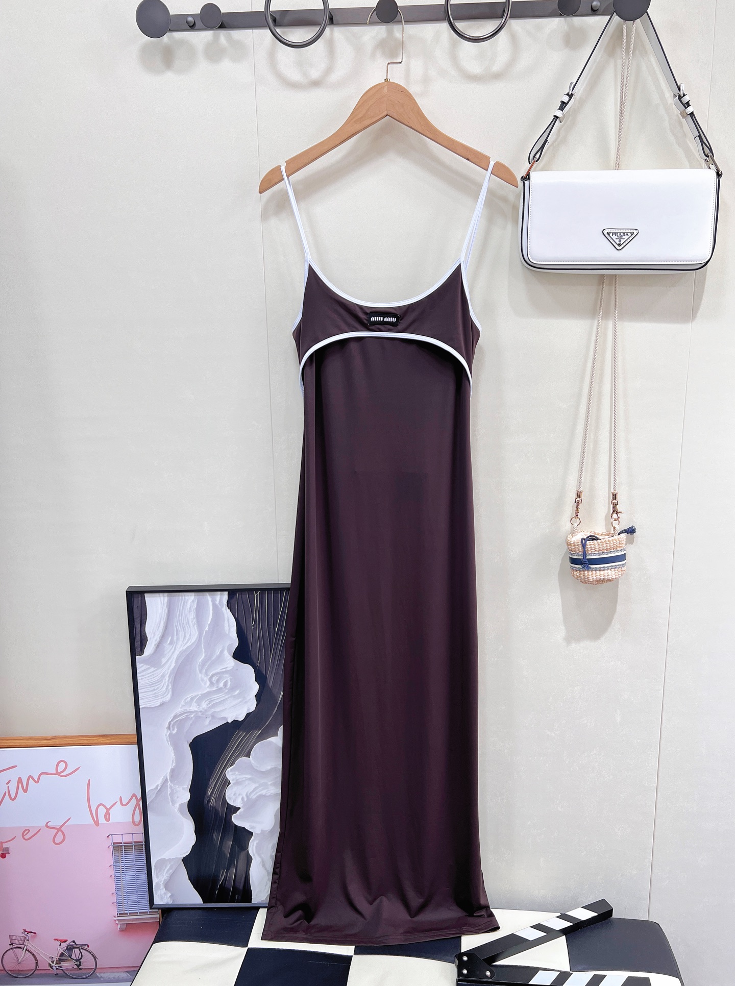 NO:430052,Miumiu2025 new thin suspender slim long skirt, customized with YB imported cotton woven, comfortable texture, elastic slim, smooth cut, simple and atmospheric, voxel color fabric, neckline and chest are outlined with white contour lines, echoing letter logo, rich design levels, highlighting brand style, making the simple and elegant elements more low-key and luxurious. Stretch fabric easily outlines the waist, wears a good proportion, and shows a more advanced texture. A dress suitable for vacation can also surpass different occasions. Playful and fashionable. Customized surface accessories, complete three standards!  Two colors size sml code, miumiu, skirts, alexander wang19860909Miumiu2025新款细吊带修身长款长裙,定制YB进口棉纶织造 质感舒适 弹力修身 裁剪垂顺流畅 细吊带长裙 裁剪简约大气 通体素色面料 领口与胸前以白色轮廓线包边勾勒 呼应字母徽标 丰富设计层次 突出品牌格调 让素雅元素更显低调奢华 弹力面料轻松勾勒腰身 穿出好比例 更显高级质感 一款适合度假也可凌驾于不同场合连衣裙 俏皮洋气 定制面辅料 ,三标齐全！两色出 尺码sml 编码,,miumiu,skirts,alexander wang,Women's clothing