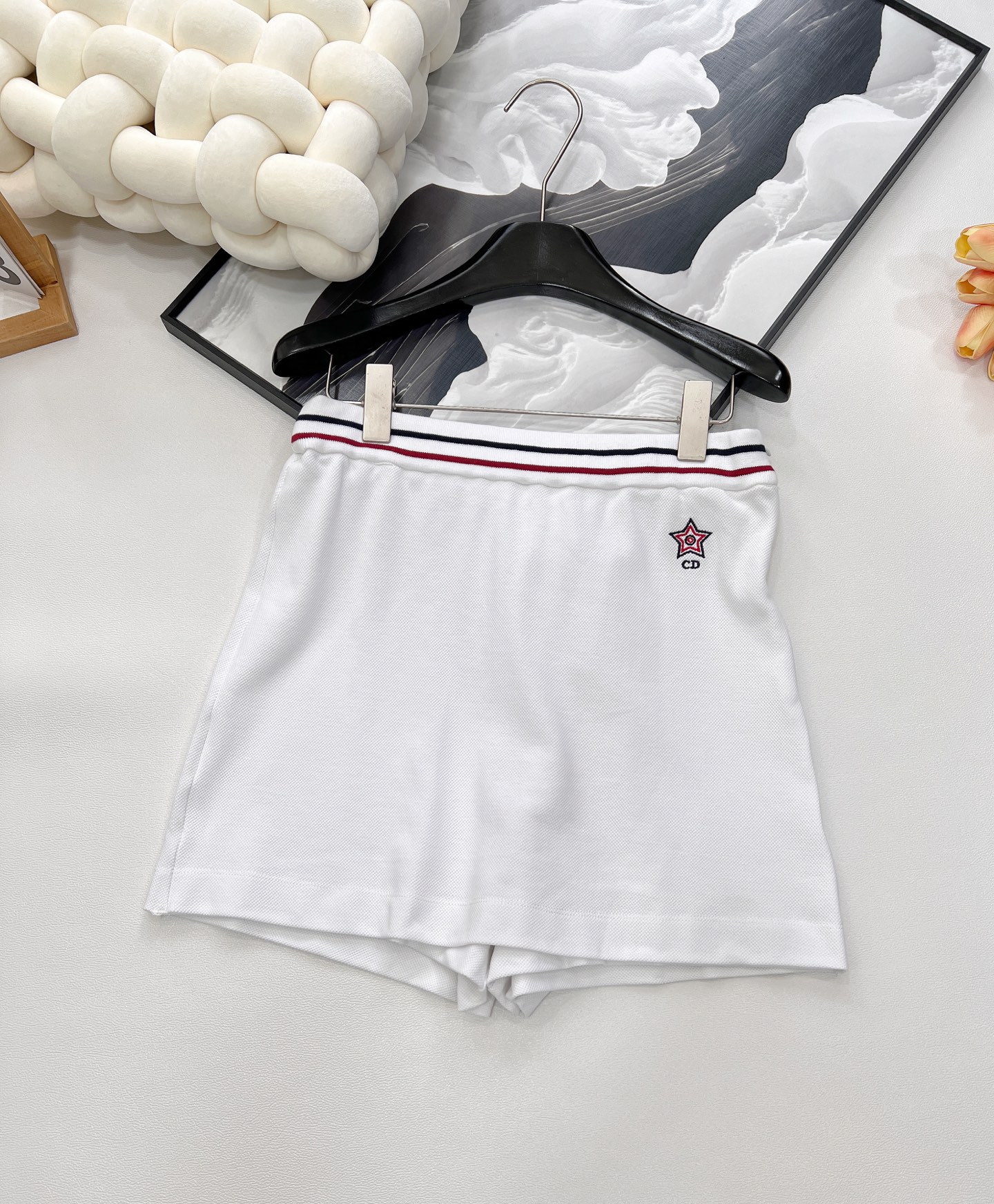 NO:430062,DIOR25SS spring and summer new white tennis style star embroidered skirt pants, white technology knitted fabric, three-color logo embroidery pattern, knitted elastic waist skirt pants This skirt pants are from Vib limited series, reinterpreting the classic logo of sports style, highlighting the spirit of high order. It is carefully crafted with white technology knitted fabric, tailored with three-color striped shoulder straps to enhance the style. The front is decorated with CD logo and star embroidery. Combining elegant temperament with the aesthetic style of sports clothing. It can be worn with other items in Vibe limited series to create a delicate look. The front is decorated with CD logo and classic star embroidery, with three complete logos!  A series size sml code, dior, skirts, alexander wang19860909DIOR25SS春夏新款白色网球风星星刺绣裙裤,白色科技针织面料 三色标志刺绣图案 针织松紧腰半裙裙裤 这款裙裤来自Vib限定系列 重新诠释运动风格经典标识 彰显的高订精神 采用白色科技针织面料精心制作 贴身剪裁,搭配三色条纹肩带提升格调 正面饰以CD标志和星星刺绣 将高雅气质与运动服饰的美学风格相结合 可与Vibe限定系列的其他单品搭配穿着 打造精致的造型 正面饰以CD标志和经典星星刺绣,三标齐全！一个系列出 尺码sml 编码,,dior,skirts,alexander wang,Women's clothing