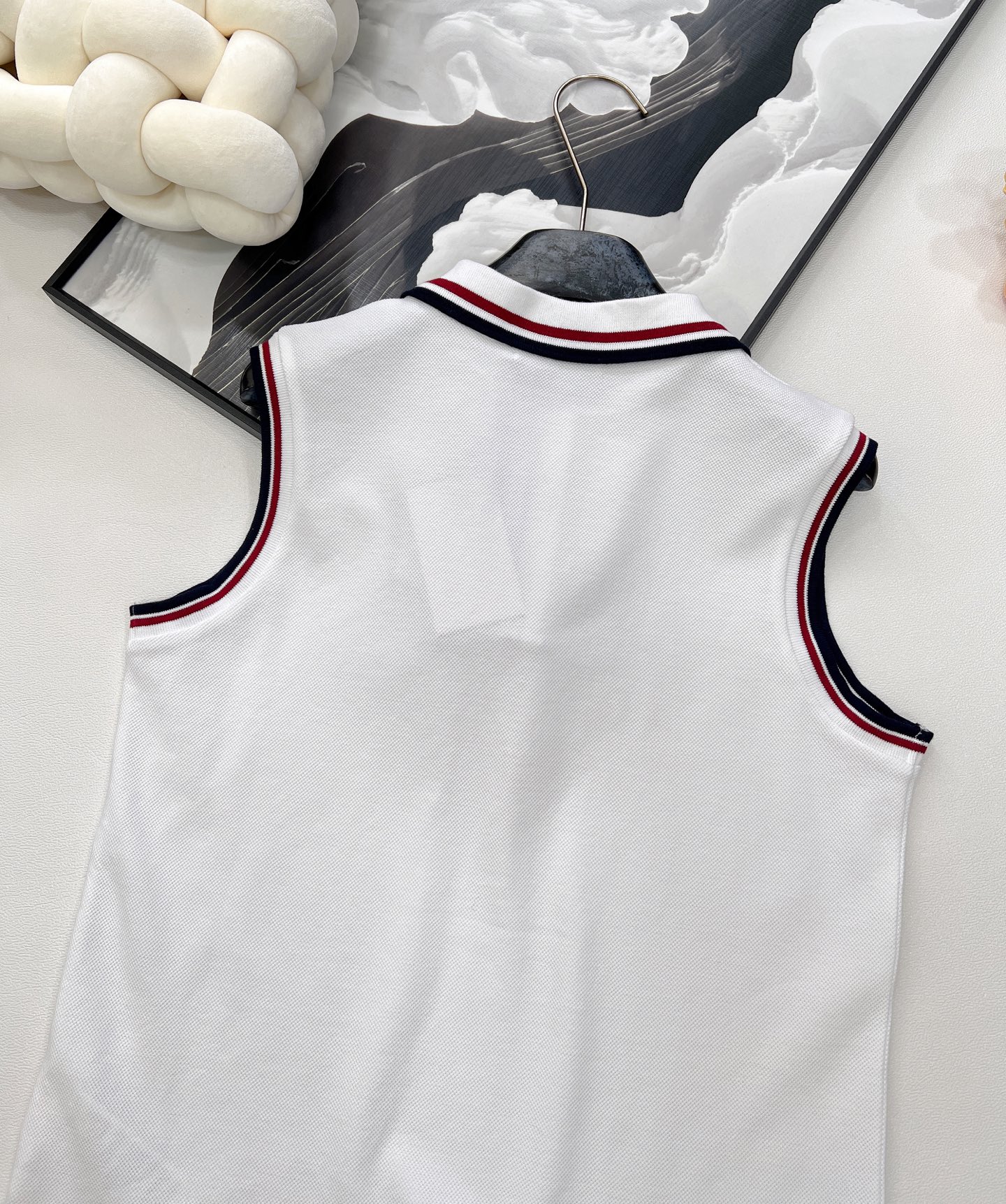 🆕DIOR25SS春夏新款白色网球风polo无袖背心，白色棉质混纺平纹针织面料三色标志翻领背心🎀这款Po