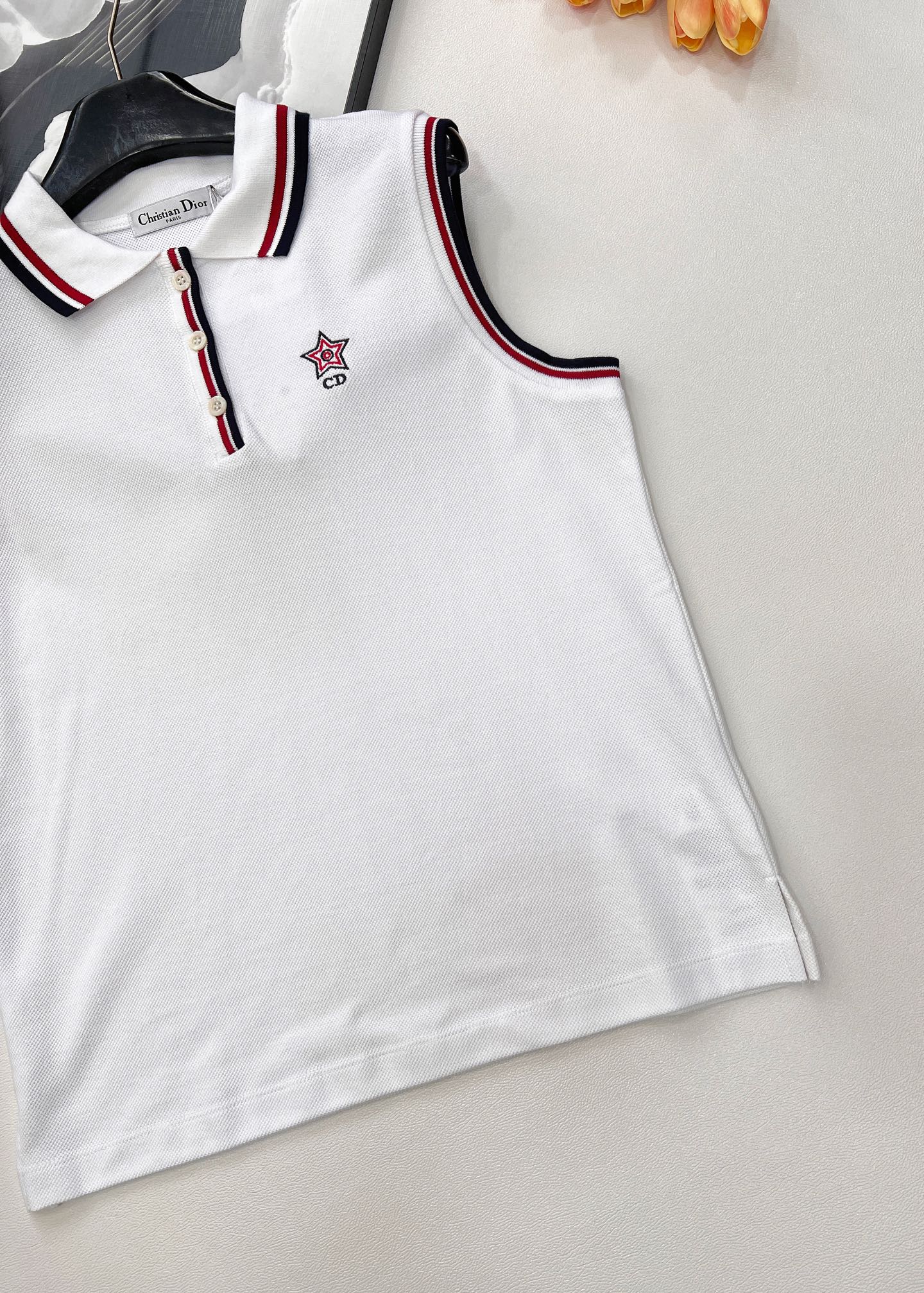 🆕DIOR25SS春夏新款白色网球风polo无袖背心，白色棉质混纺平纹针织面料三色标志翻领背心🎀这款Po
