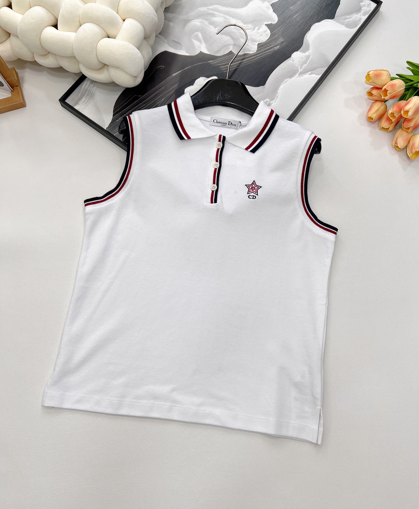 NO:430071,DIOR25SS spring and summer new white tennis style polo sleeveless vest, white cotton-blend jersey three-color logo lapel vest This Polo vest is from Vibe limited series Reinterprets the classic logo of sports style and highlights the spirit of high ordering. It is carefully crafted from white cotton-blend jersey fabric. Regular style Side slit design Collar and button placket with three-color striped trim. The front is decorated with classic logo and star embroidery, which makes it more refined. Combining elegant temperament with the aesthetic style of sports clothing. It can be worn with other items from Vibe limited series to create a delicate look. The chest is decorated with letter logo and classic star embroidery Polo collar and button placket. Mother of pearl buttons have no lining. Three marks are complete, one series is size sml coded, dior, alexander wang19860909DIOR25SS春夏新款白色网球风polo无袖背心,白色棉质混纺平纹针织面料三色标志翻领背心 这款Polo背心来自Vibe限定系列 重新诠释运动风格经典标识 彰显高订精神 采用白色棉质混纺平纹针织面料精心制作 常规版型 侧边开叉设计 衣领和纽扣门襟搭配三色条纹饰边 正面饰以经典标志和星星刺绣,更显精致 将高雅气质与运动服饰的美学风格相结合 可与Vibe限定系列的其他单品搭配穿着 打造精致的造型 胸前饰以字母标志和经典星星刺绣 Polo领搭配纽扣门襟 珍珠母贝纽扣无里料.三标齐全,一个系列出 尺码sml 编码,,dior,alexander wang,Women's clothing
