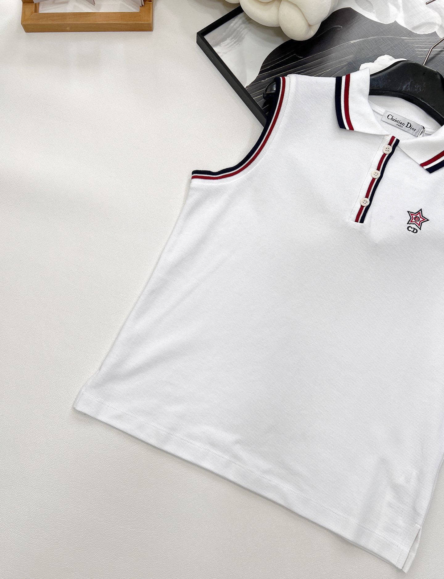 🆕DIOR25SS春夏新款白色网球风polo无袖背心，白色棉质混纺平纹针织面料三色标志翻领背心🎀这款Po