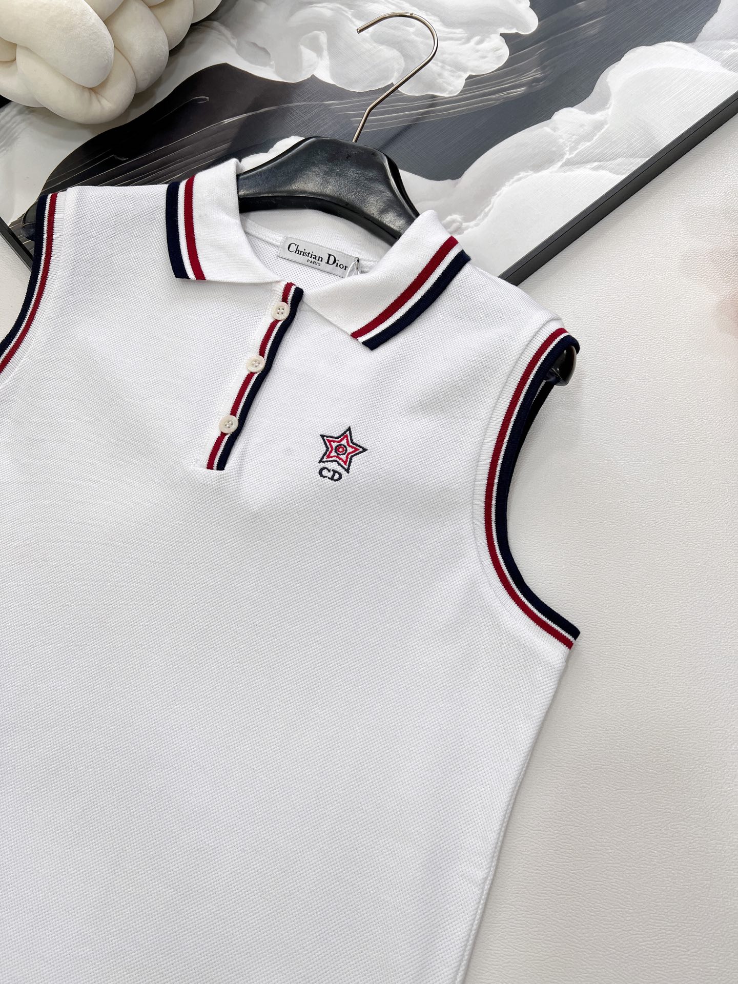 🆕DIOR25SS春夏新款白色网球风polo无袖背心，白色棉质混纺平纹针织面料三色标志翻领背心🎀这款Po