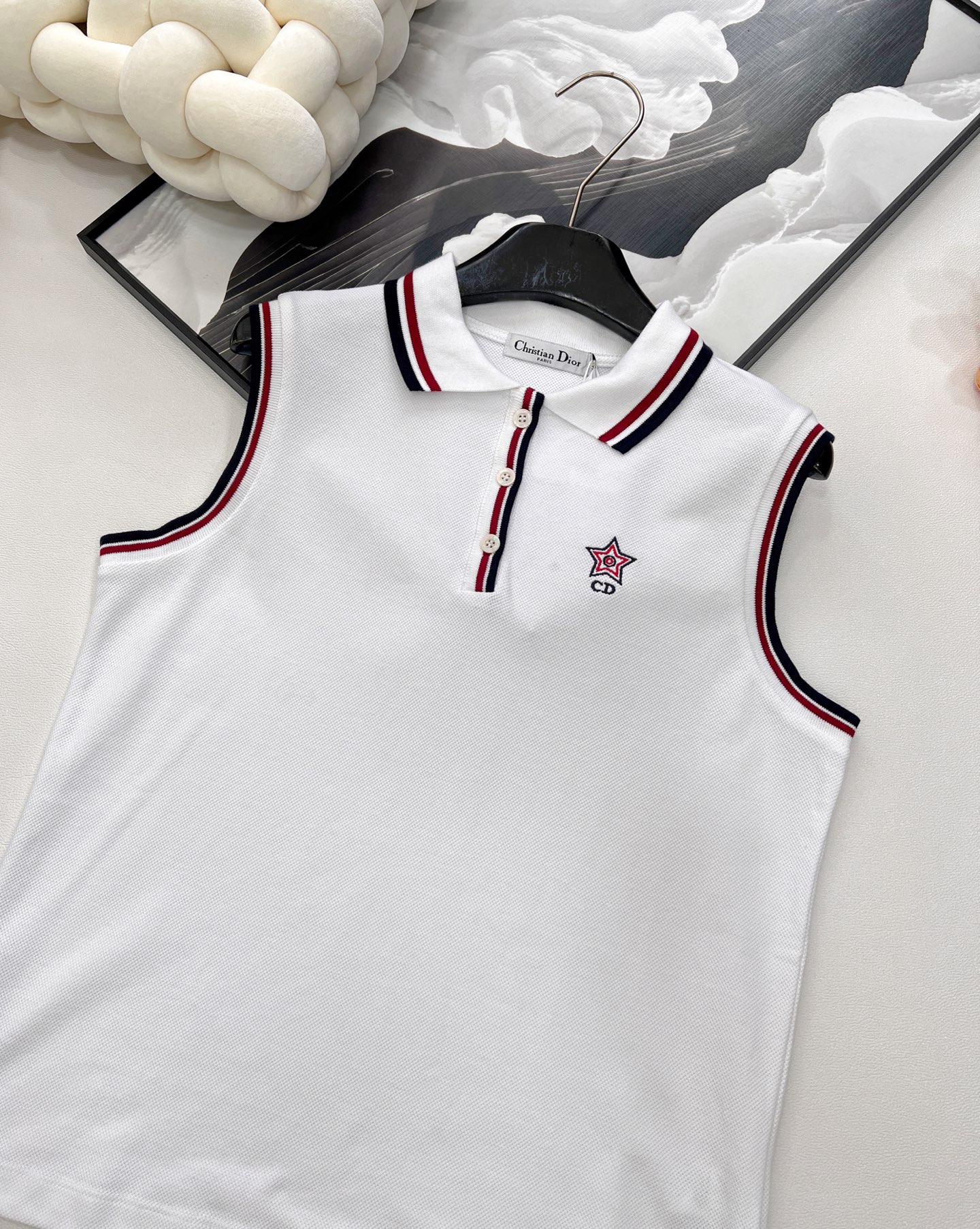 🆕DIOR25SS春夏新款白色网球风polo无袖背心，白色棉质混纺平纹针织面料三色标志翻领背心🎀这款Po
