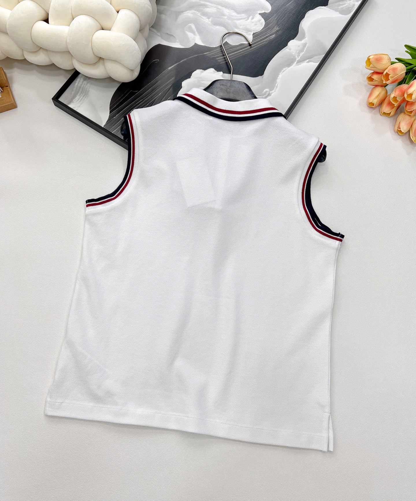 🆕DIOR25SS春夏新款白色网球风polo无袖背心，白色棉质混纺平纹针织面料三色标志翻领背心🎀这款Po