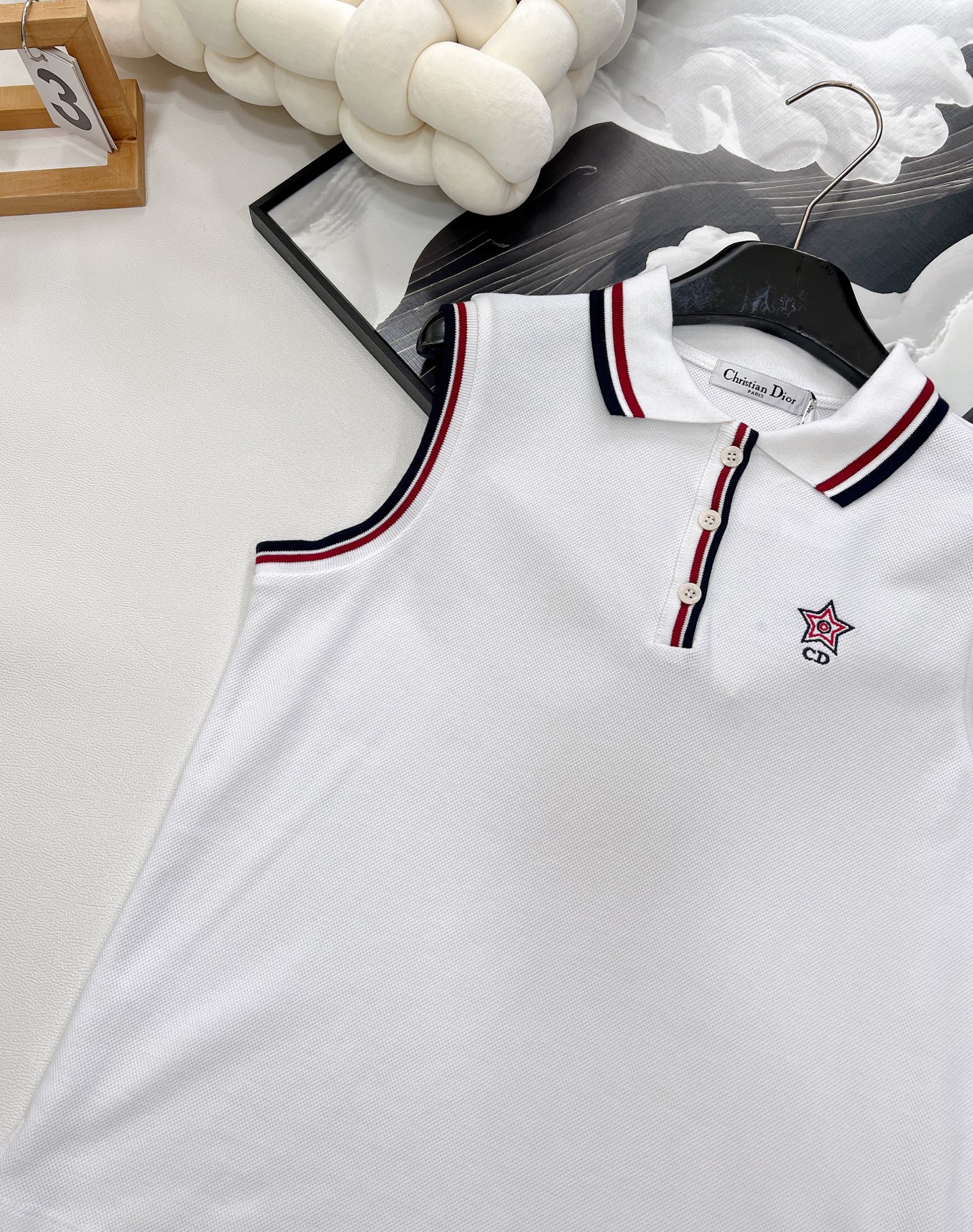 🆕DIOR25SS春夏新款白色网球风polo无袖背心，白色棉质混纺平纹针织面料三色标志翻领背心🎀这款Po