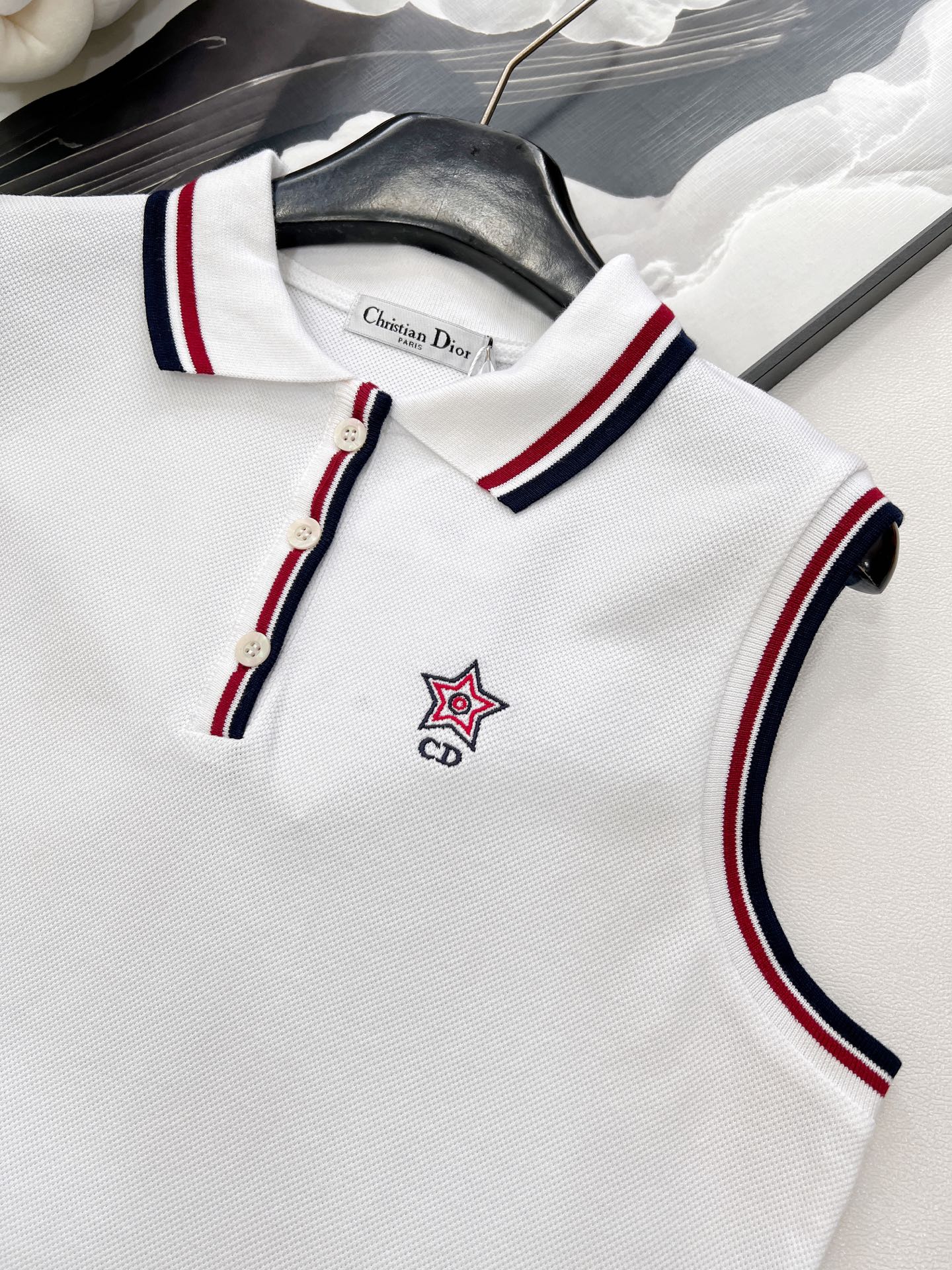 🆕DIOR25SS春夏新款白色网球风polo无袖背心，白色棉质混纺平纹针织面料三色标志翻领背心🎀这款Po