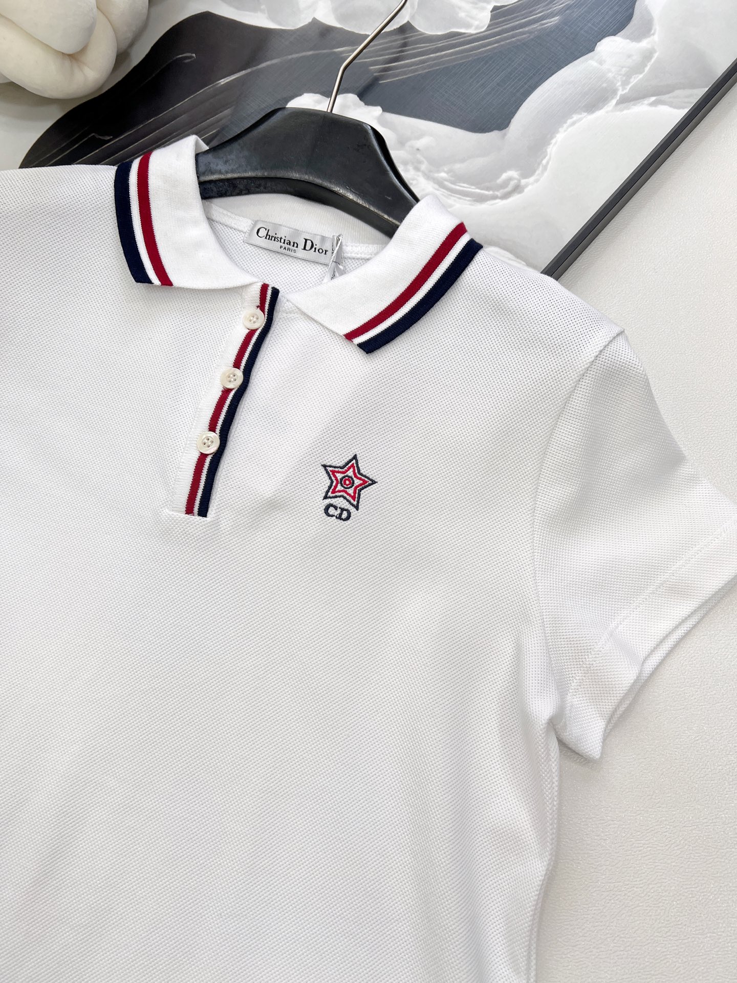 🆕DIOR25SS春夏新款白色网球风polo衫短袖上衣，白色棉质混纺平纹针织面料三色标志polo短袖T🎀