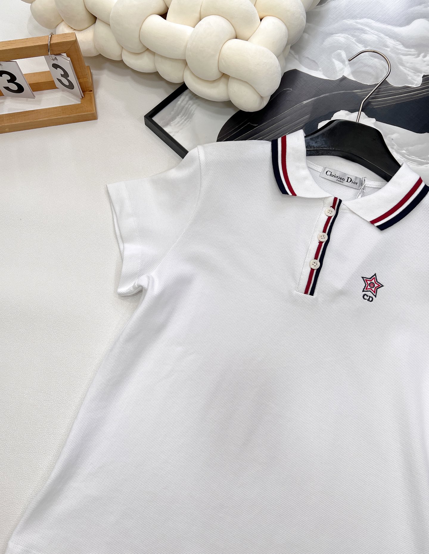 🆕DIOR25SS春夏新款白色网球风polo衫短袖上衣，白色棉质混纺平纹针织面料三色标志polo短袖T🎀