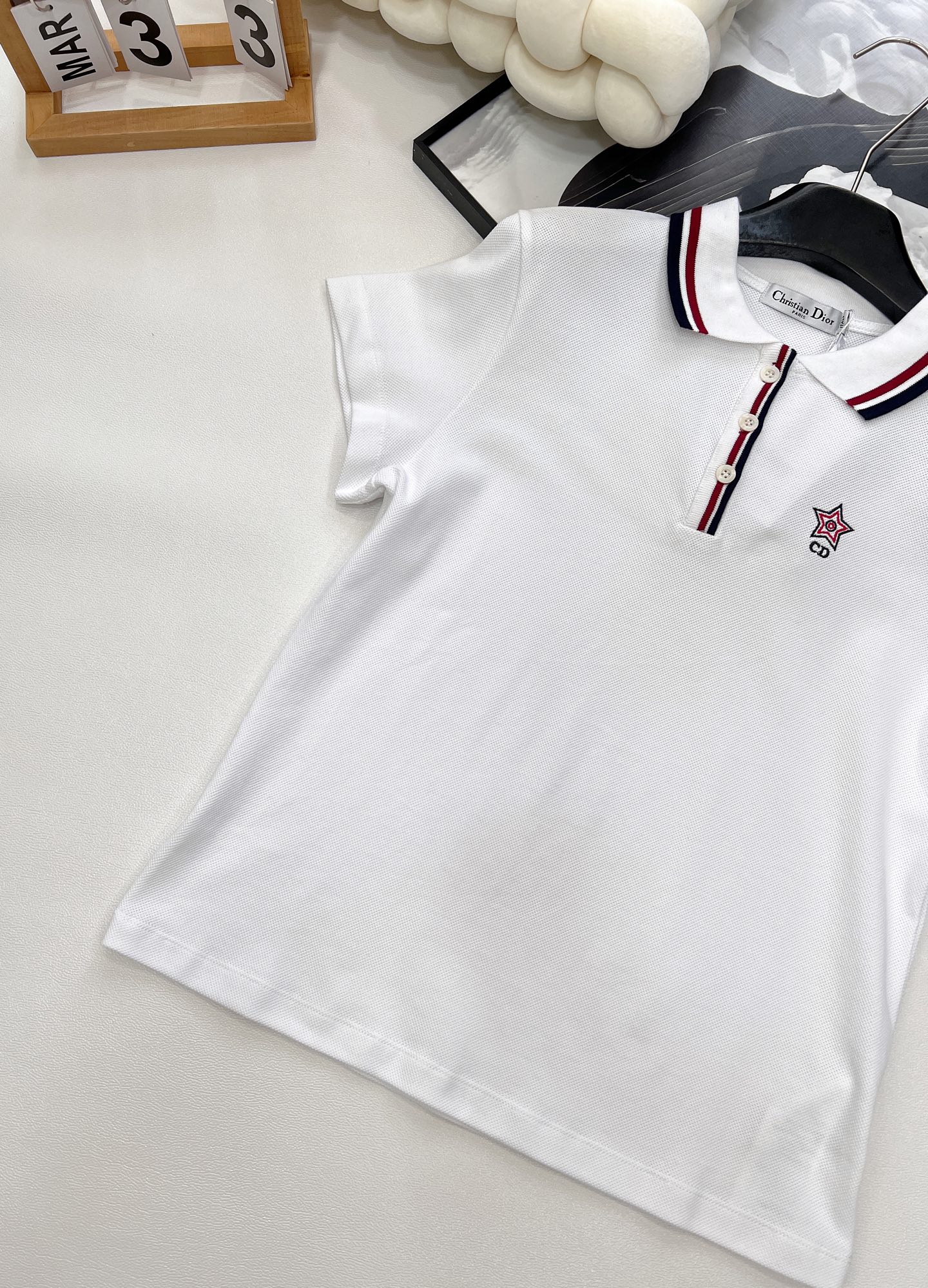🆕DIOR25SS春夏新款白色网球风polo衫短袖上衣，白色棉质混纺平纹针织面料三色标志polo短袖T🎀