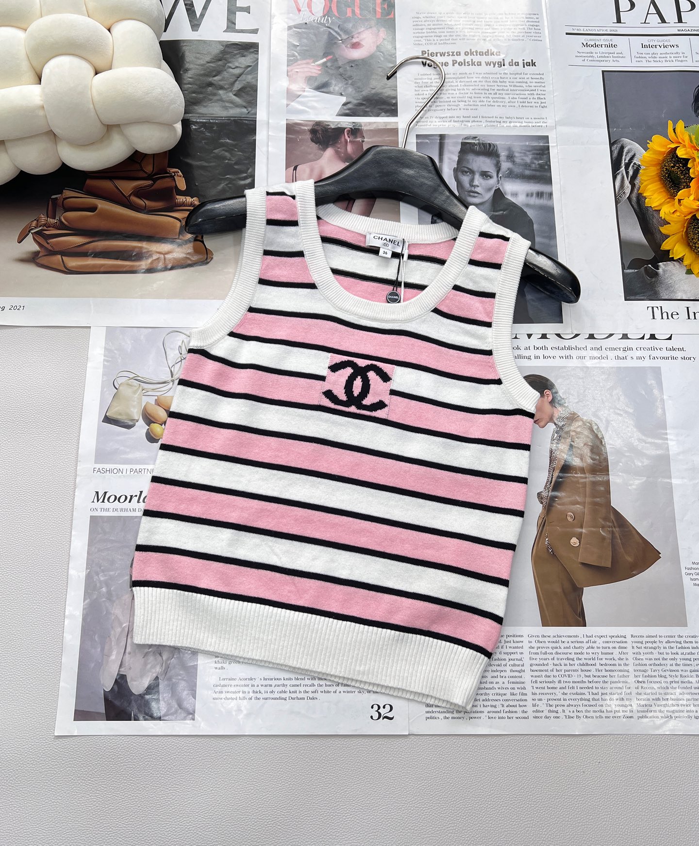 NO:430087,Chanel2025SS new striped knitted vest, customized YB cotton yarn woven, soft and skin-friendly, comfortable and stylish vest cut, appropriately exposed neckline, beautify the proportion of head and shoulders, and make the whole body look slimmer, the collision of three-color stripes of black and white pink to form a sense of layering. The collar cuffs are edging threads echo the hem. Combined with the double C embroidered logo decoration on the chest, strong retro style, regular style, full of elasticity, sweet and fashionable, customized face accessories, complete three standards, large-scale products, size sml code,,chanel,alexander wang19860909Chanel2025SS新款条纹针织背心,定制YB全棉纱线织造 柔软亲肤 舒适有型 背心剪裁 领口恰当露肤 美化头肩比例更显瘦 通体黑白粉三色条纹碰撞形成层次感 领口袖口包边螺纹与下摆呼应 配合胸前双C刺绣徽标装饰 复古风格强烈 常规版型包容身材 弹力十足甜美洋气 定制面辅料 三标齐全,大货出 尺码sml 编码,,chanel,alexander wang,Women's clothing