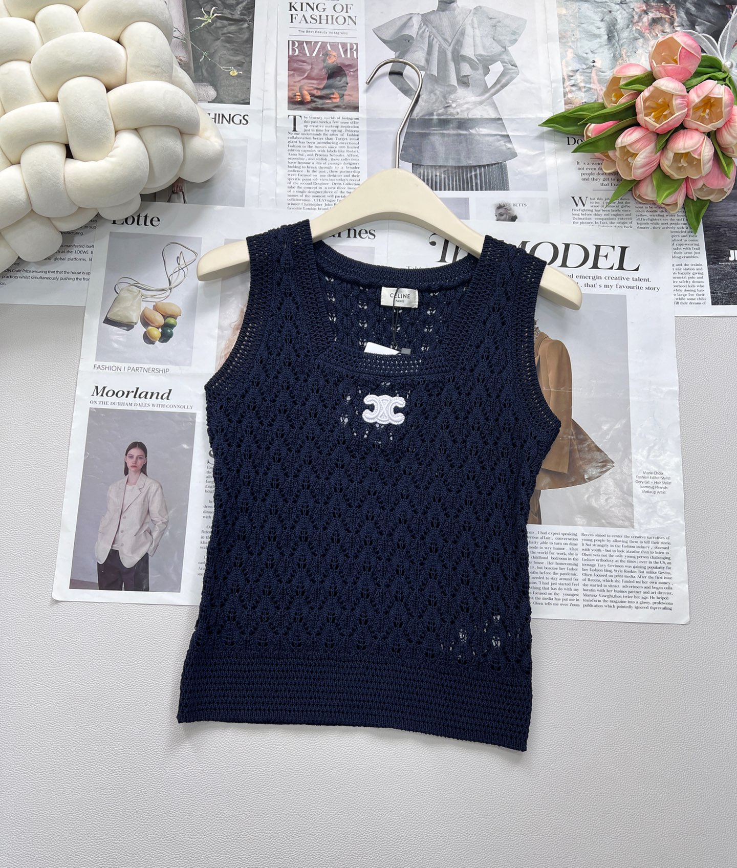 NO:435370,CELINE's new letter logo embroidery vest comes with 'noble filter'. The crochet fabric is soft. The hollow texture is hidden and the comfort is full of close-fitting. The classic round neck + sleeveless design reveals the shoulder and neck line, which shows the temperament. It is excellent for the inner wear alone. Black and white two-color + iconic logo embroidery, the high-end feeling is overwhelming. You can make a piece with a shirt/sling/suit pants in one click. You don't pick on people or style. You will be 'fashionable and exquisite'. You will wear a cheat. Whoever wears it will win!  Two colors are complete and three standards!  Size sml encoding, celine,shirts,business suit,alexander wang19860909CELINE 新款字母徽标刺绣背心 自带“贵气滤镜” 钩织面料软乎乎 镂空纹理藏小心机,贴身穿舒适度拉满 经典圆领+无袖设计,露出肩颈线条超显气质,单穿内搭都绝 黑白双色+标志性徽标刺绣,高级感扑面而来,搭衬衫/吊带/西装裤都能一键出片 不挑人不挑风格,穿上就是“时髦精本精”,妥妥穿搭作弊器 谁穿谁赢麻！两色出三标齐全！ 尺码sml 编码,,celine,shirts,business suit,alexander wang,Women's clothing