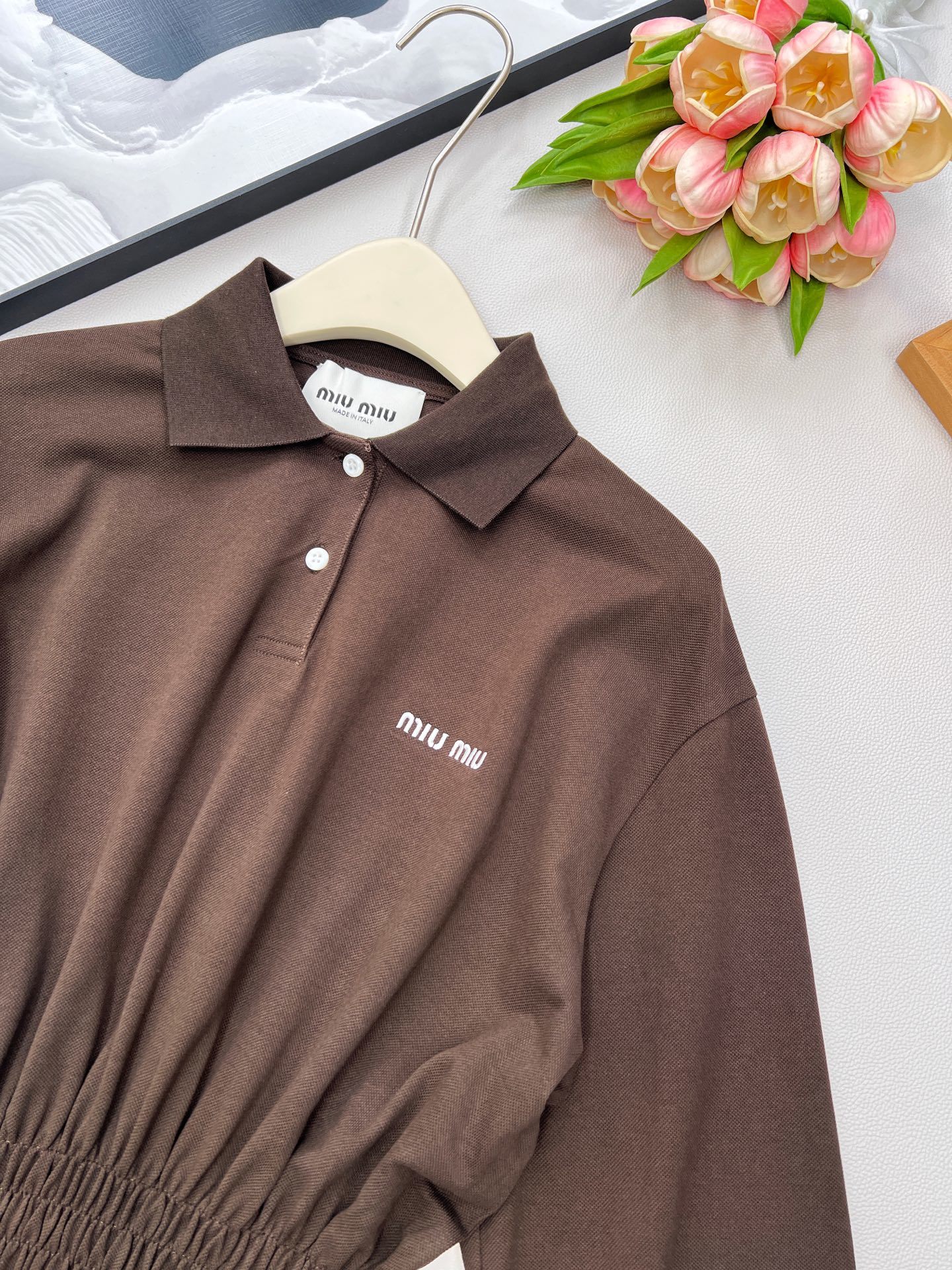 🆕Miumiu新款翻领朱地收腰连衣裙。定制YB进口朱地全棉材质 自带孔洞 穿搭舒适透气 质感十足 𝑝𝑜𝑙